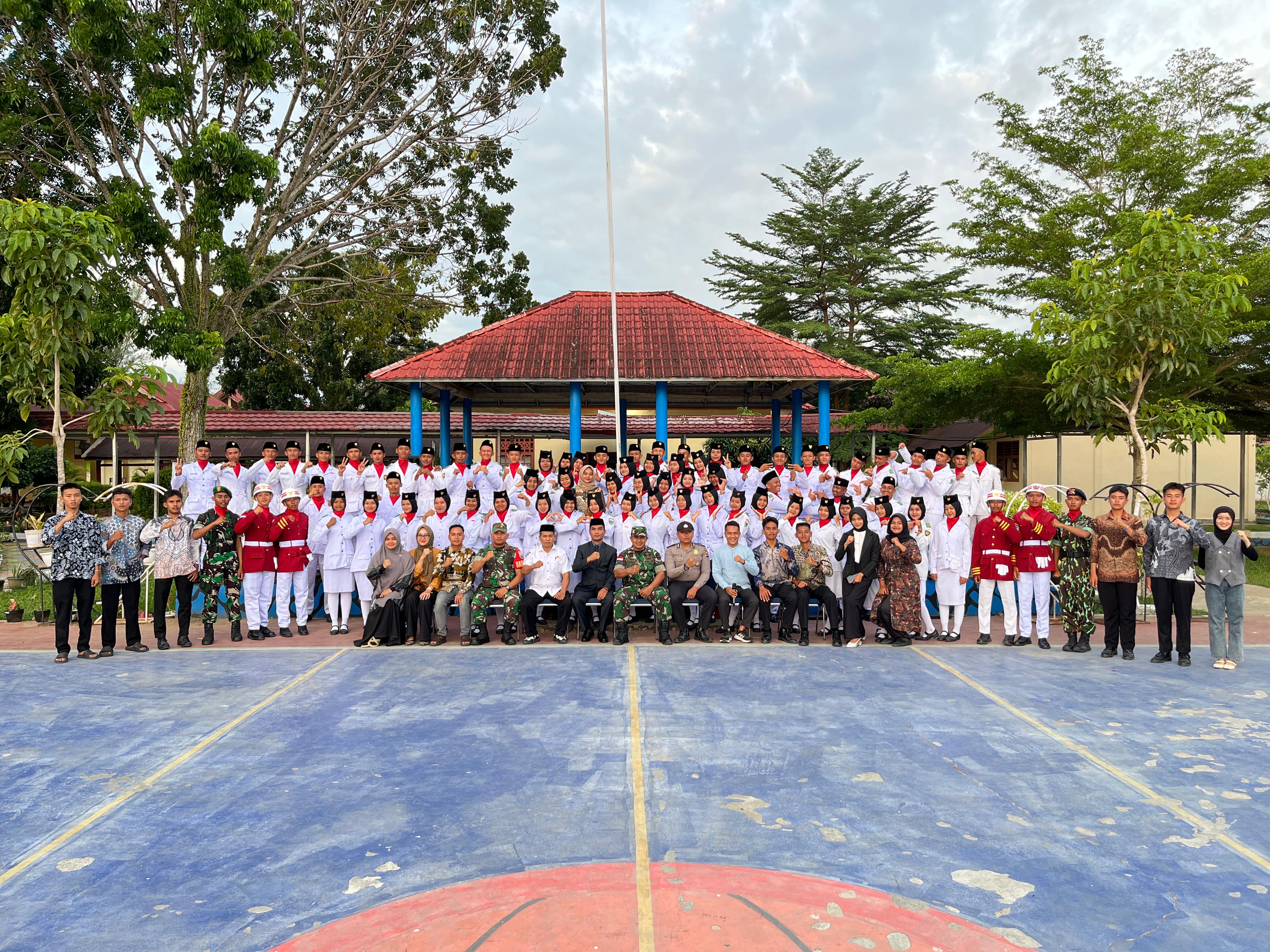 Camat Basa Ampek Balai Tapan Kukuhkan 76 Anggota Paskibra Kecamatan Basa Ampek Balai Tapan