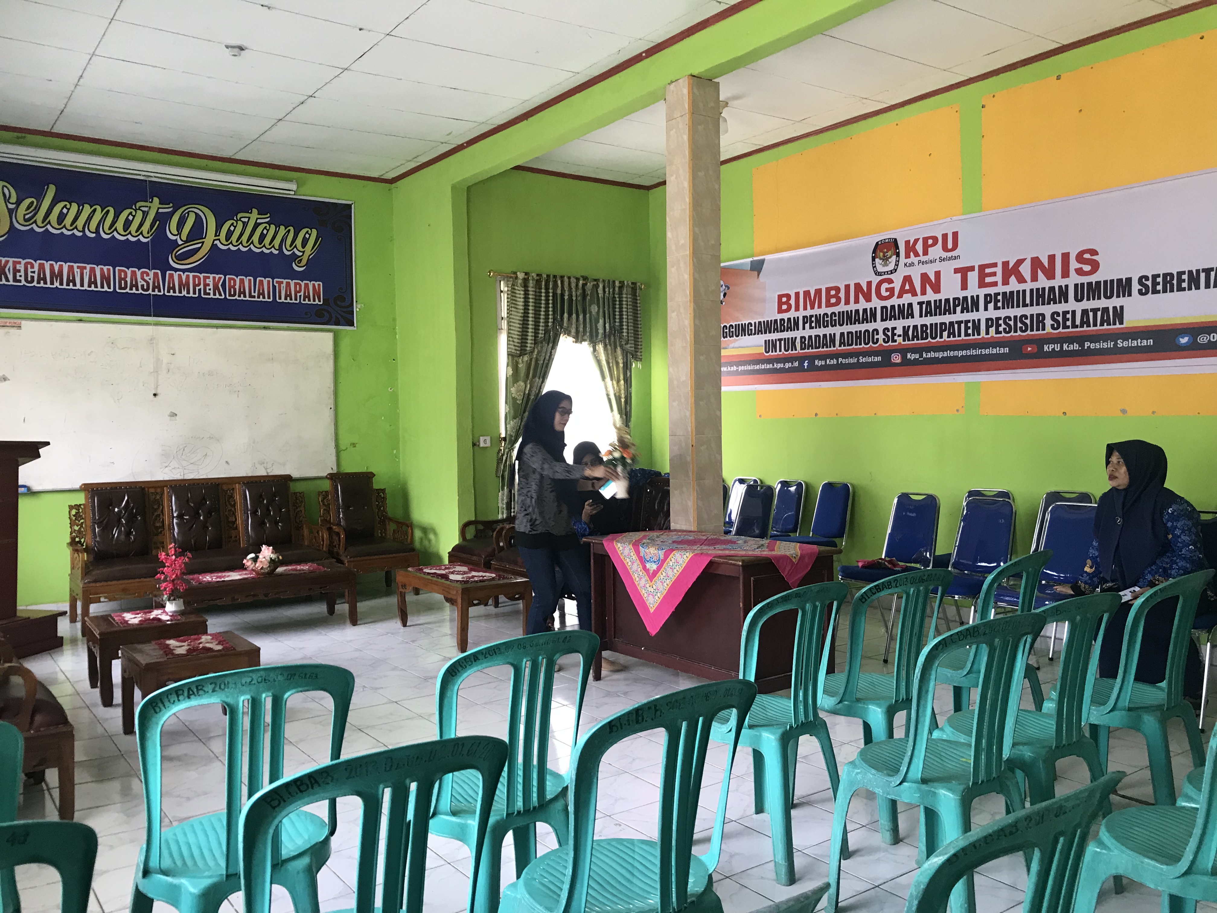 Goro bersama Pegawai Kantor Kecamatan Basa Ampek Balai Tapan