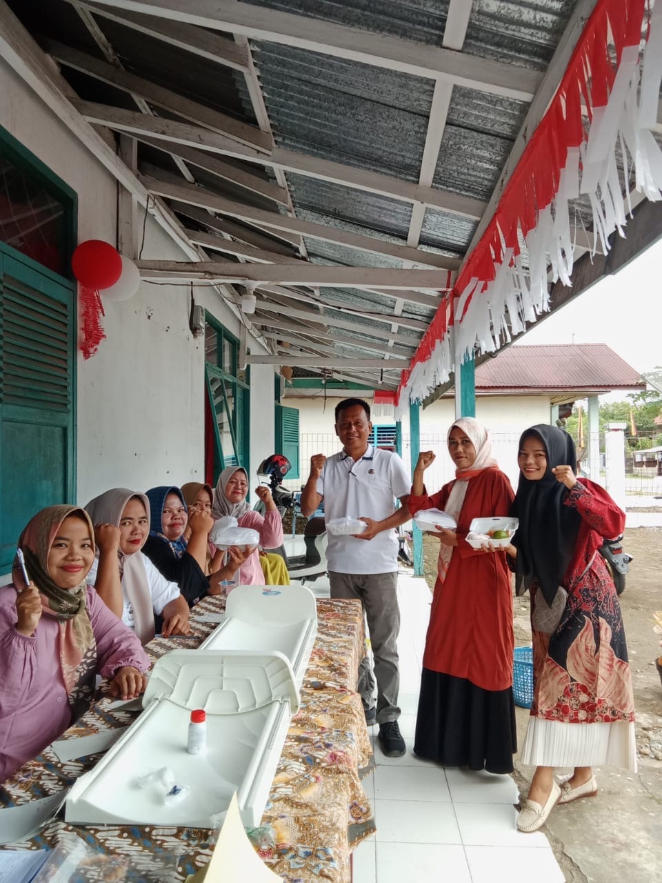 Sekretaris Kecamatan Basa Ampek Balai Tapan Menghadiri Kegiatan Pemberian Makan Tambahan (PMT)