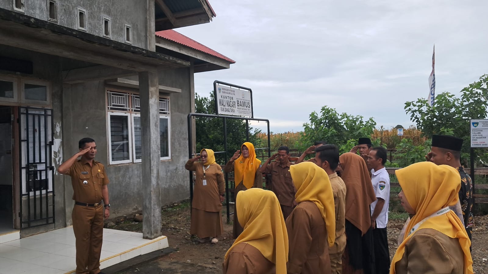 Camat Basa Ampek Balai Tapan Menjadi Pembina Apel Pagi di Nagari Riak Danau Tapan 