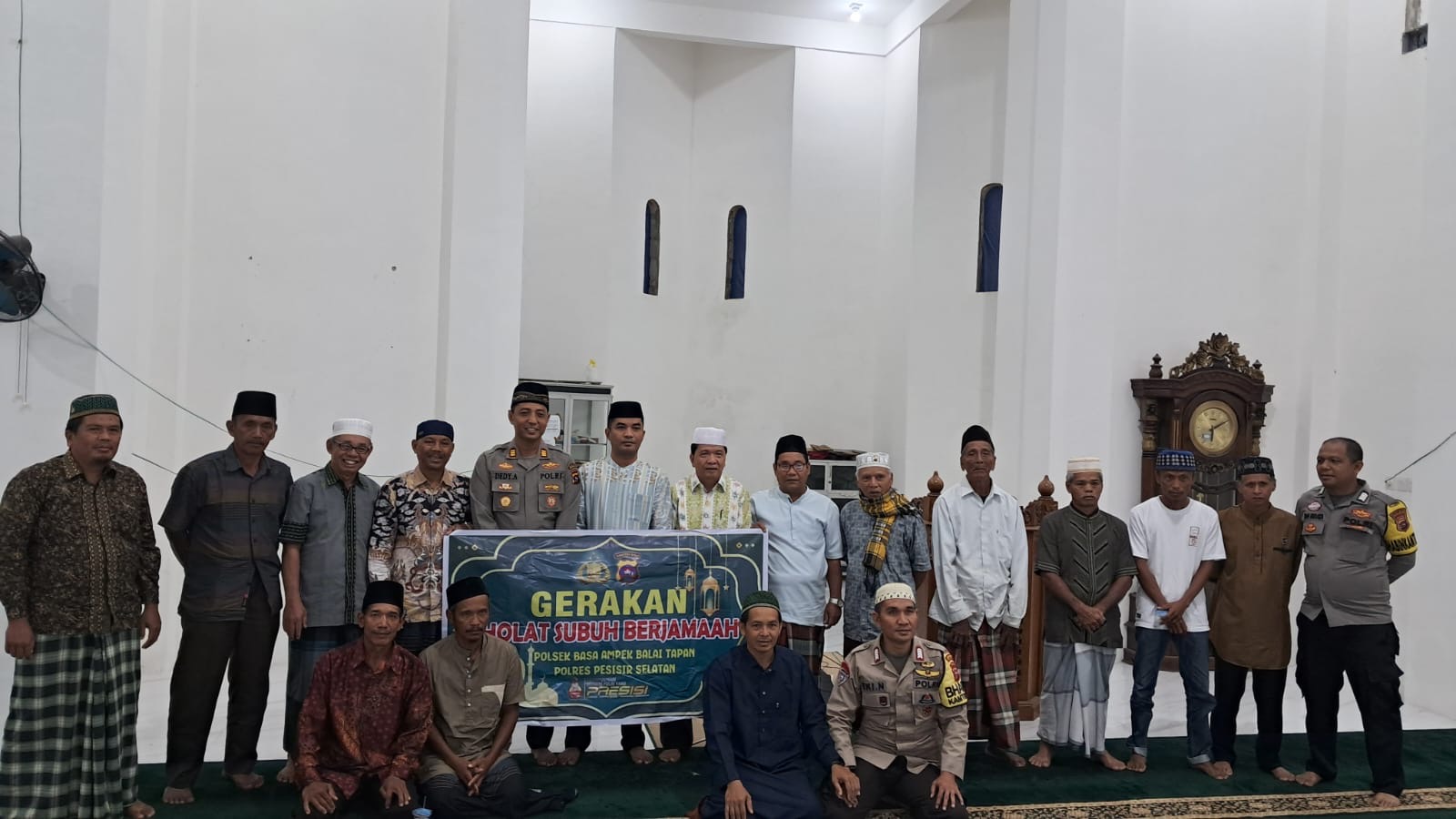 Camat Basa Ampek Balai Tapan bersama Forkopimca melaksanakan Sholat Subuh Berjamaah Di Mesjid Jabal 