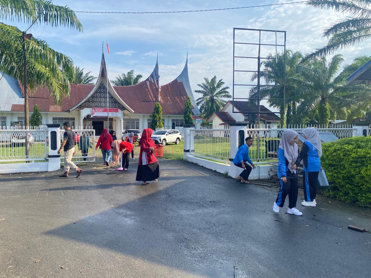 Pegawai Kantor Kecamatan Melaksanakan Goro dalam Rangka Memperingati WCD
