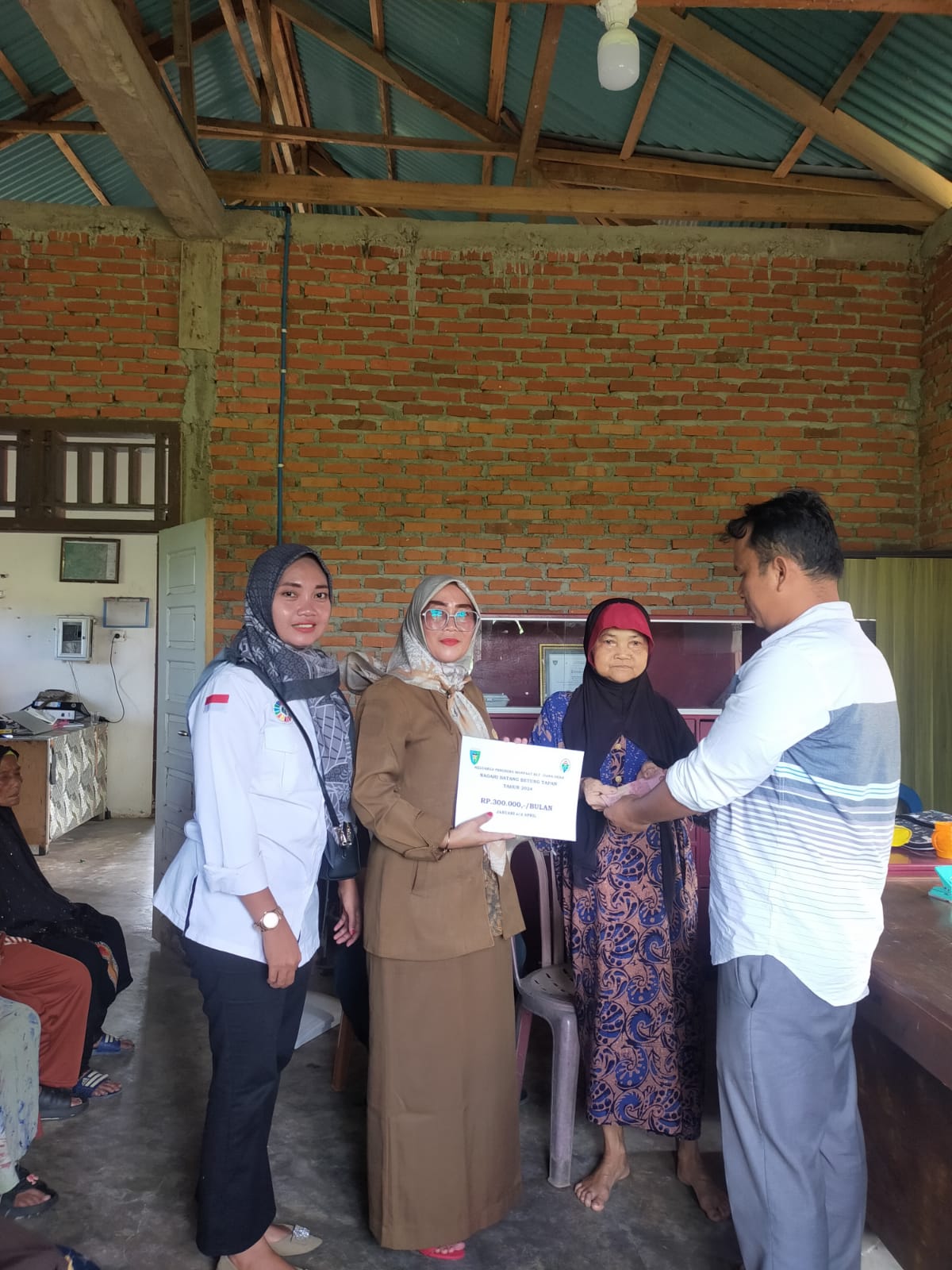 Kasi Ekobang Mendampingi Penyaluran BLT DD bulan Januari- April 2024 Nagari Batang Betung Tapan
