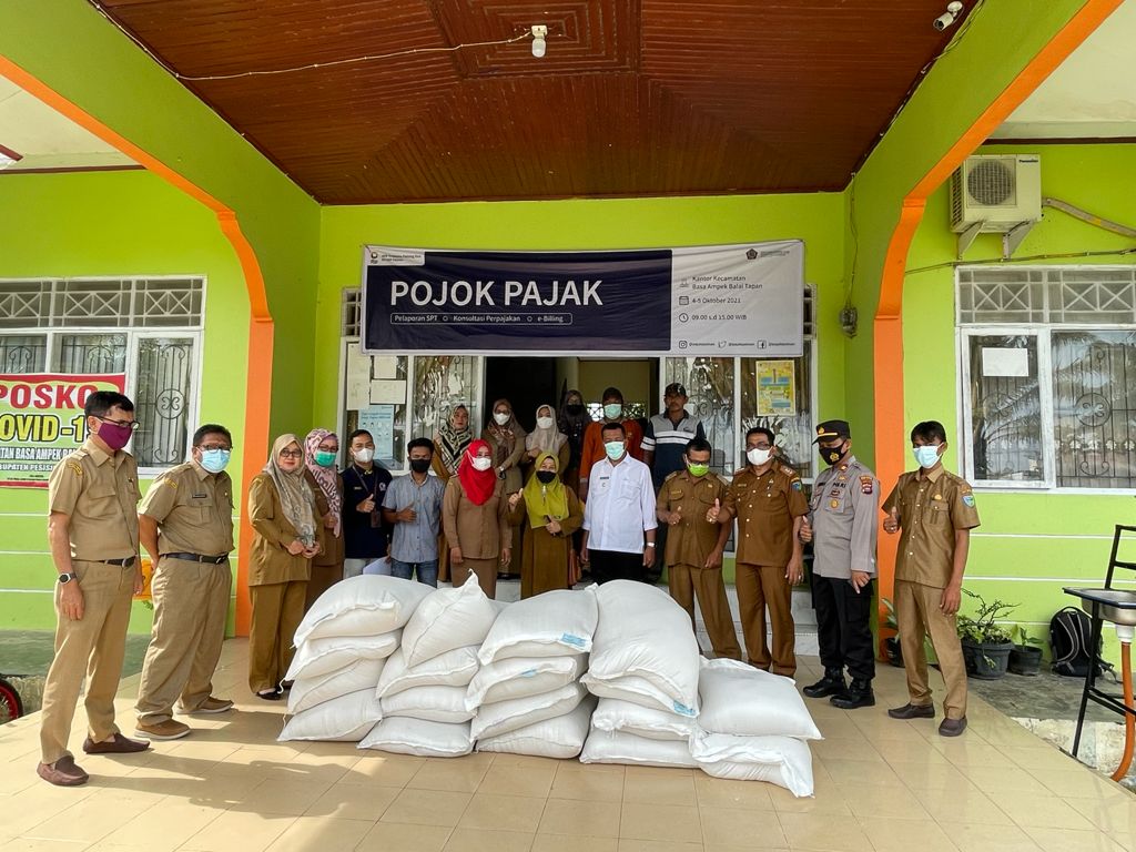 Bupati Pesisir Selatan Menyerahkan Bantuan Beras Ke Kecamatan Basa Ampek Balai Tapan
