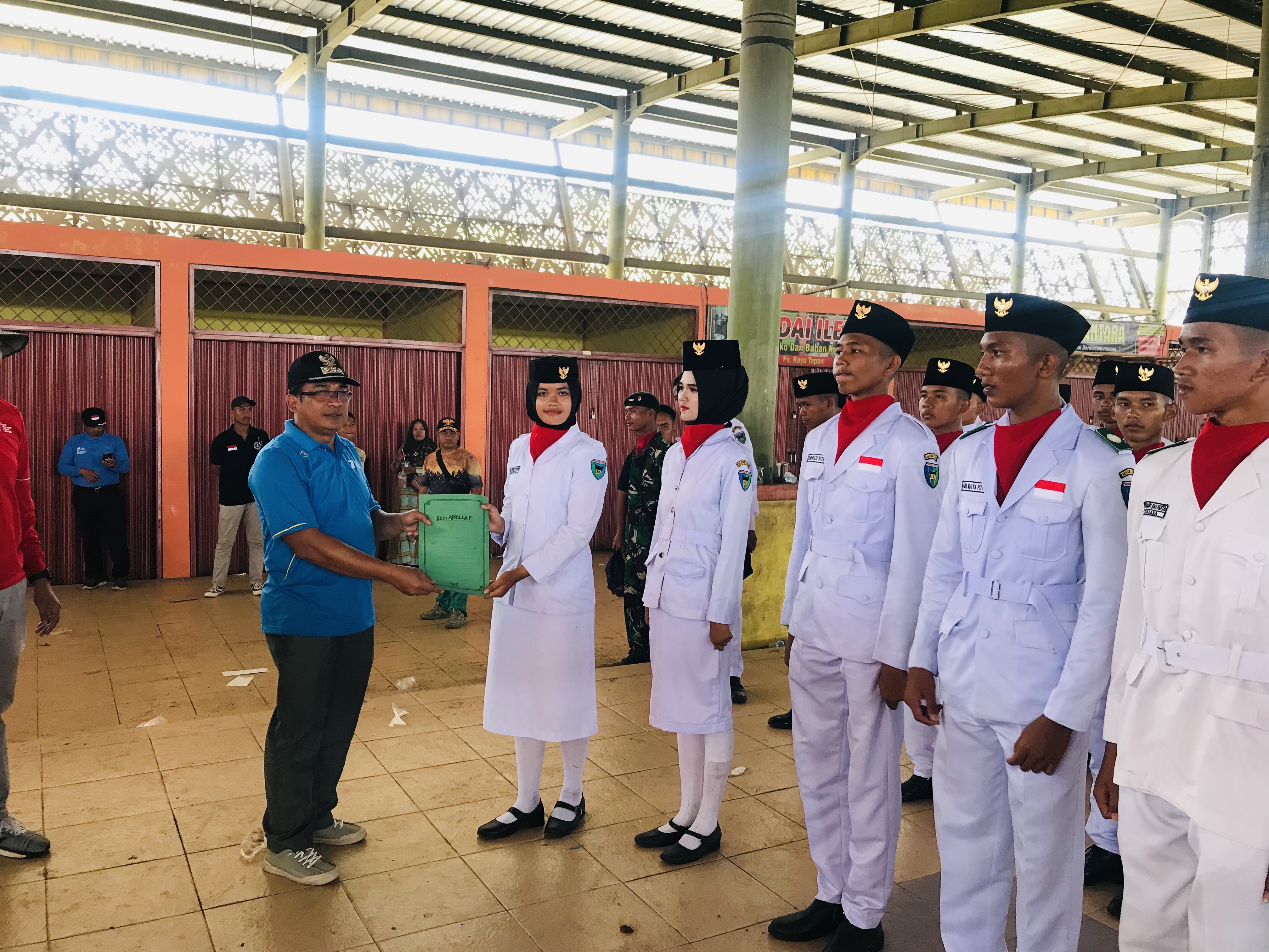 Penyerahan Sertifikat kepada Anggota Paskibra Kecamatan Basa Ampek Balai Tapan