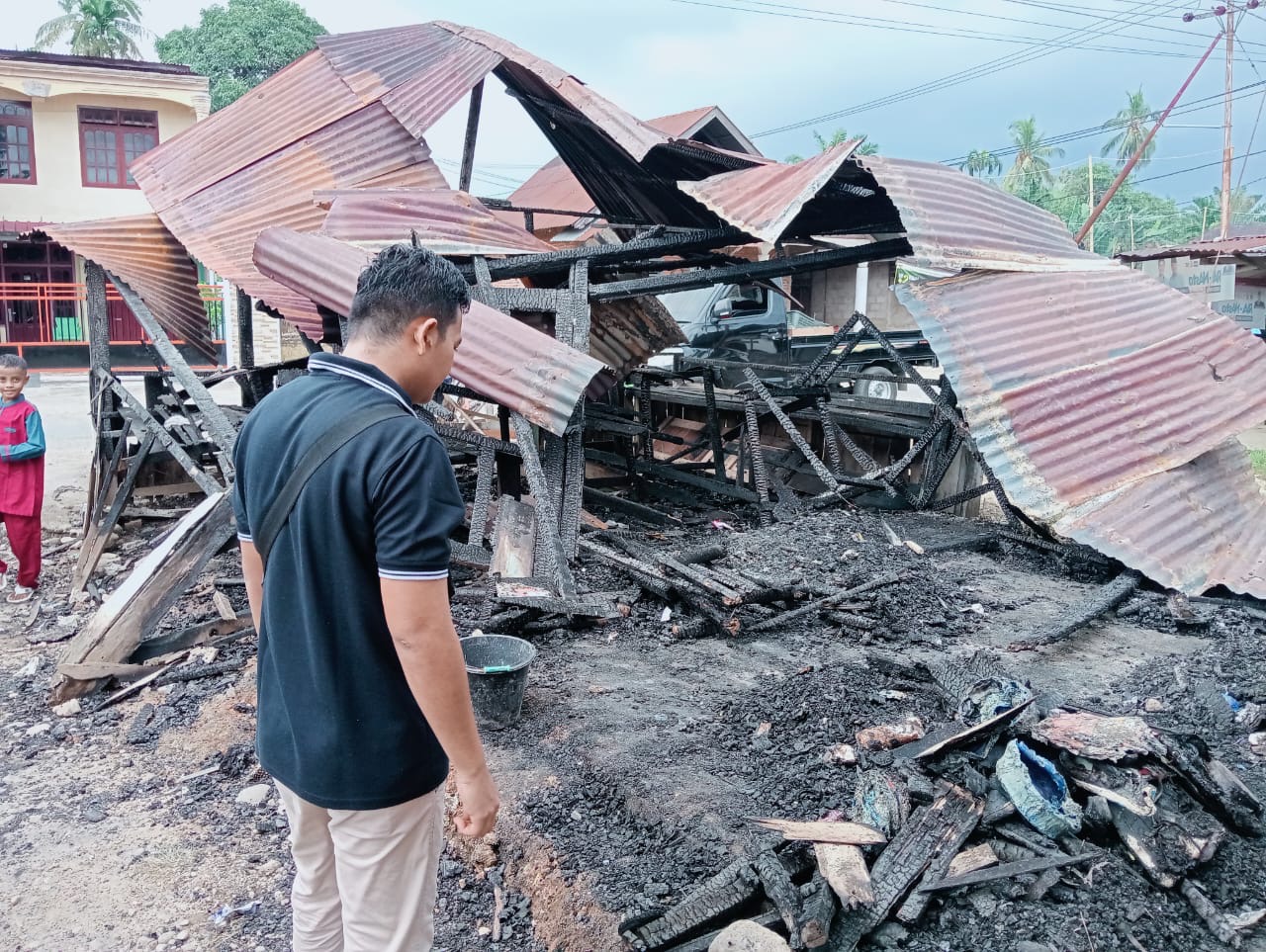 Camat Basa Ampek Balai Tapan Mengunjungi Korban Musibah Kebakaran