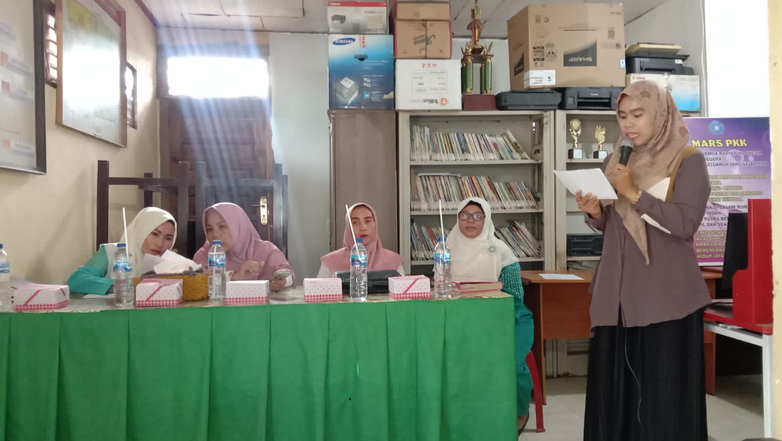 PKK Kecamatan Basa Ampek Balai Tapan menghadiri acara Pertemuan Bulanan PKK di Nagari Pasar Tapan