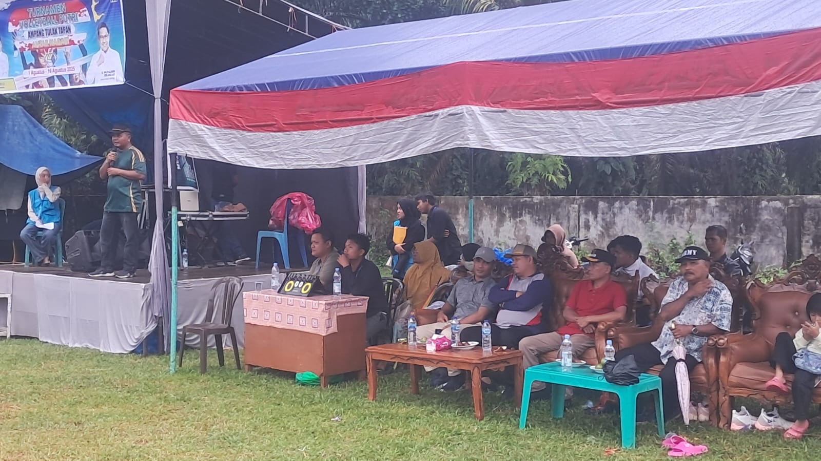 Camat Basa Ampek Balai Tapan menghadiri acara pembukaan Open Tournament Voli Ball di Nagari Ampang T