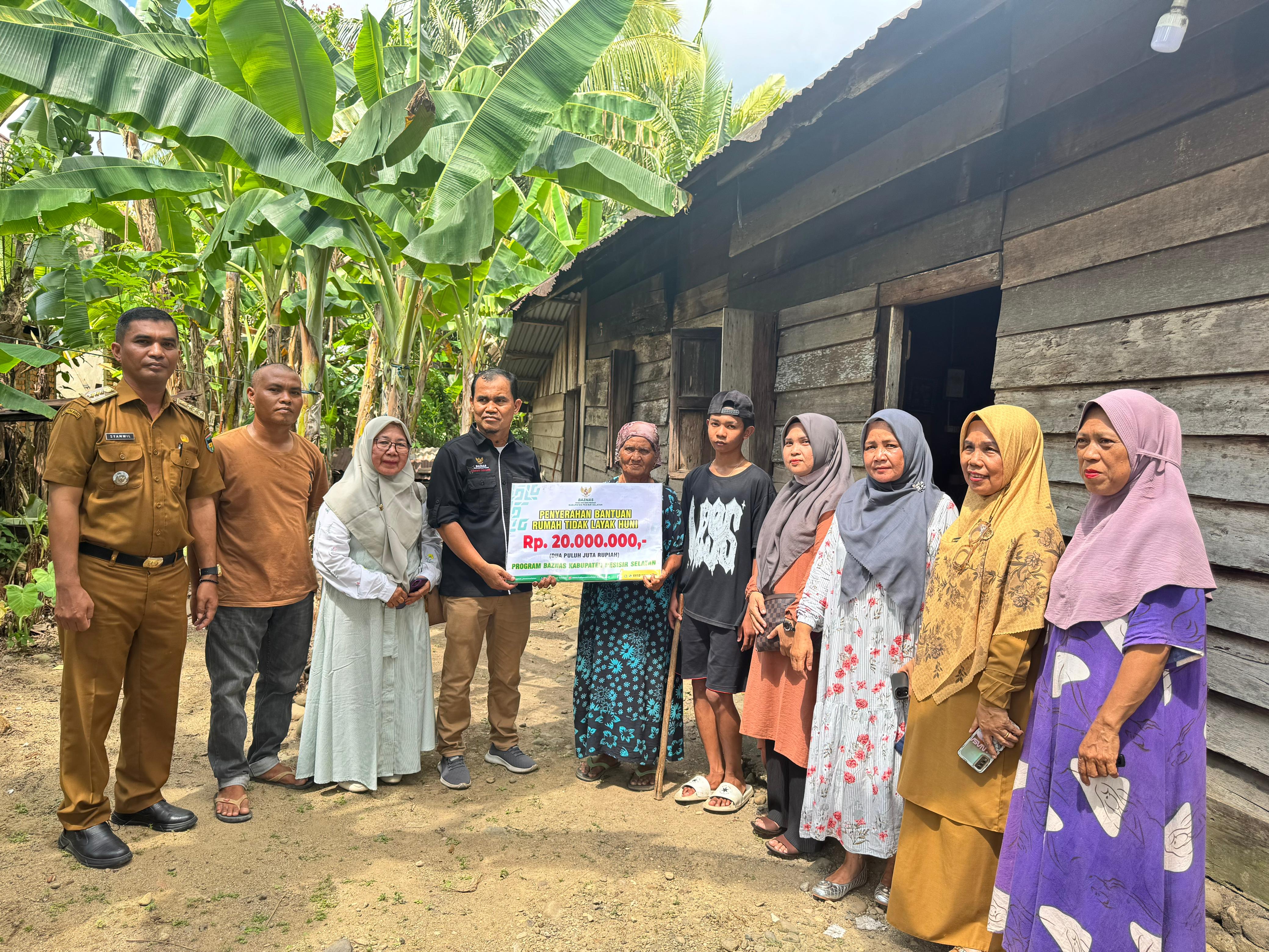 Camat Basa Ampek Balai Tapan mendampingi Baznas terkait dalam melakukan survey bedah RTLH di Nagari 