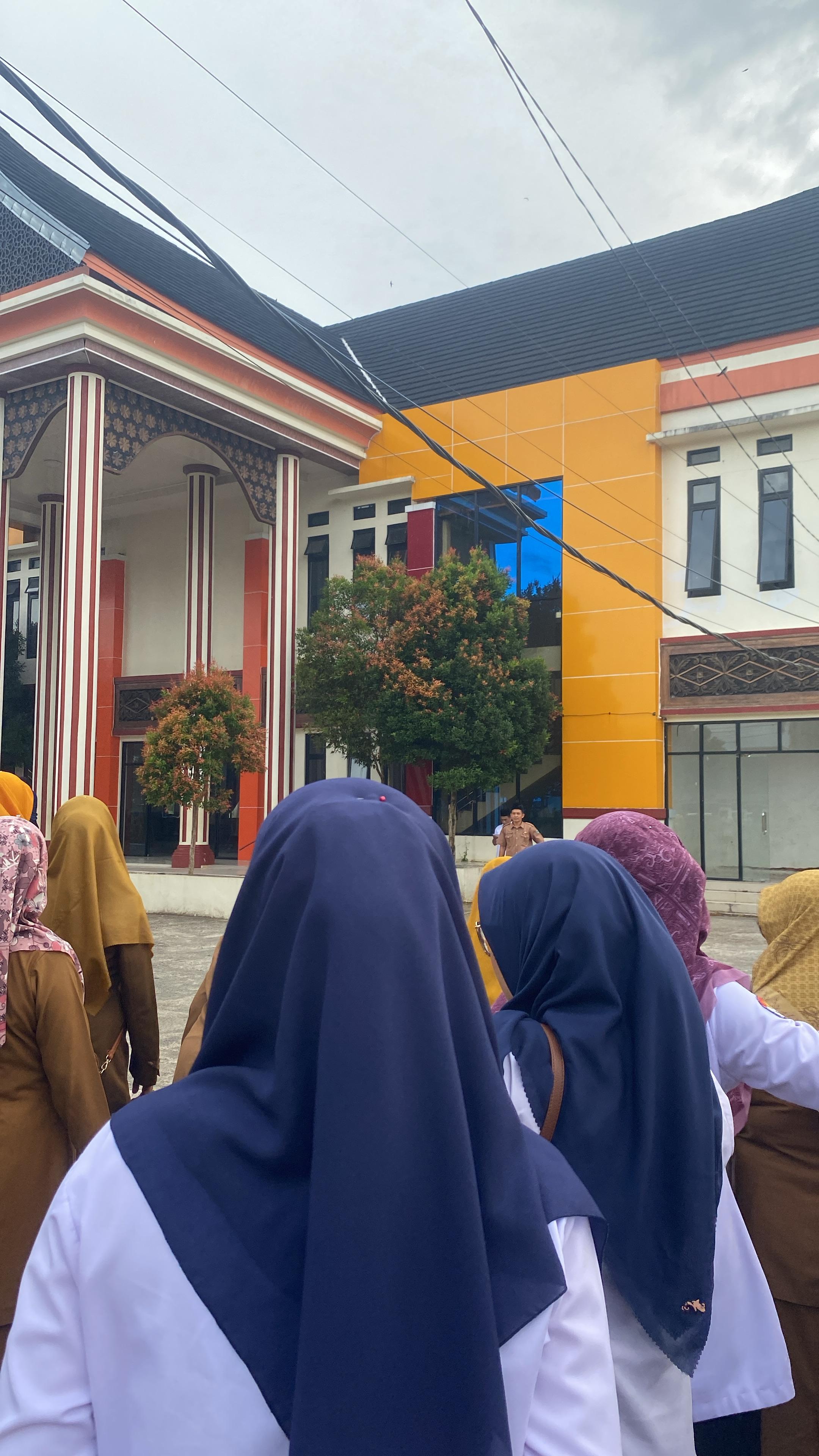 Apel Pagi Gabungan Kecamatan Basa Ampek Balai Tapan berlangsung dengan khidmat di gedung UKL Capil B