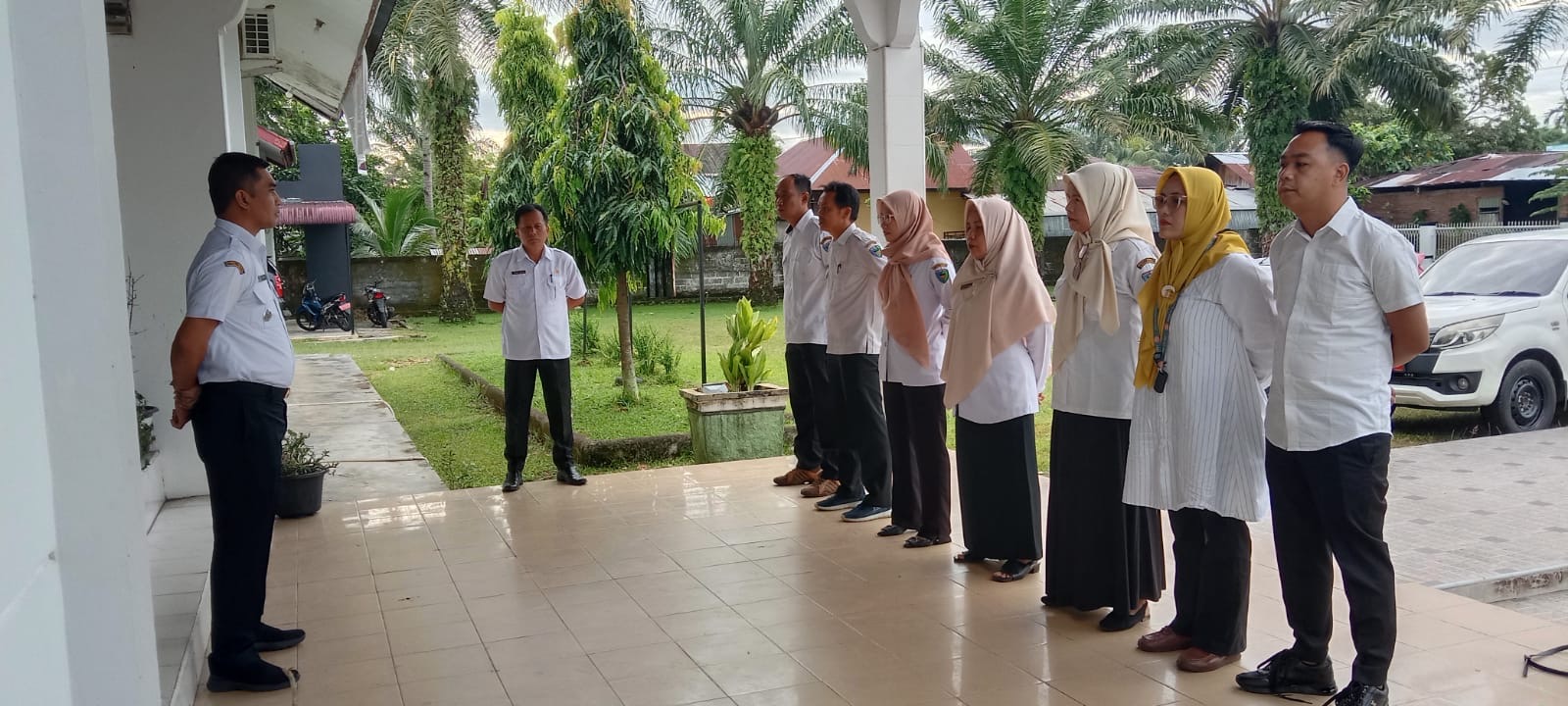 Camat Basa Ampek Balai Tapan Menjadi Pembina Apel Pegawai Kantor Kecamatan Rabu 19 Februari 2025