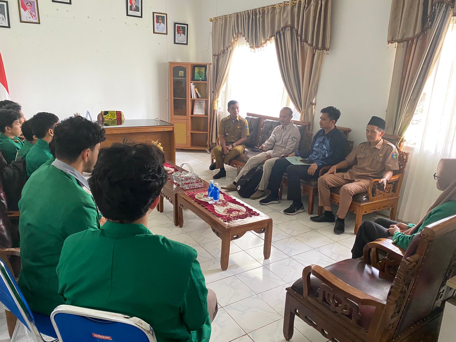 kunjungan mahasiswa KKN UNAND ke Kantor Kecamatan Basa Ampek Balai Tapan