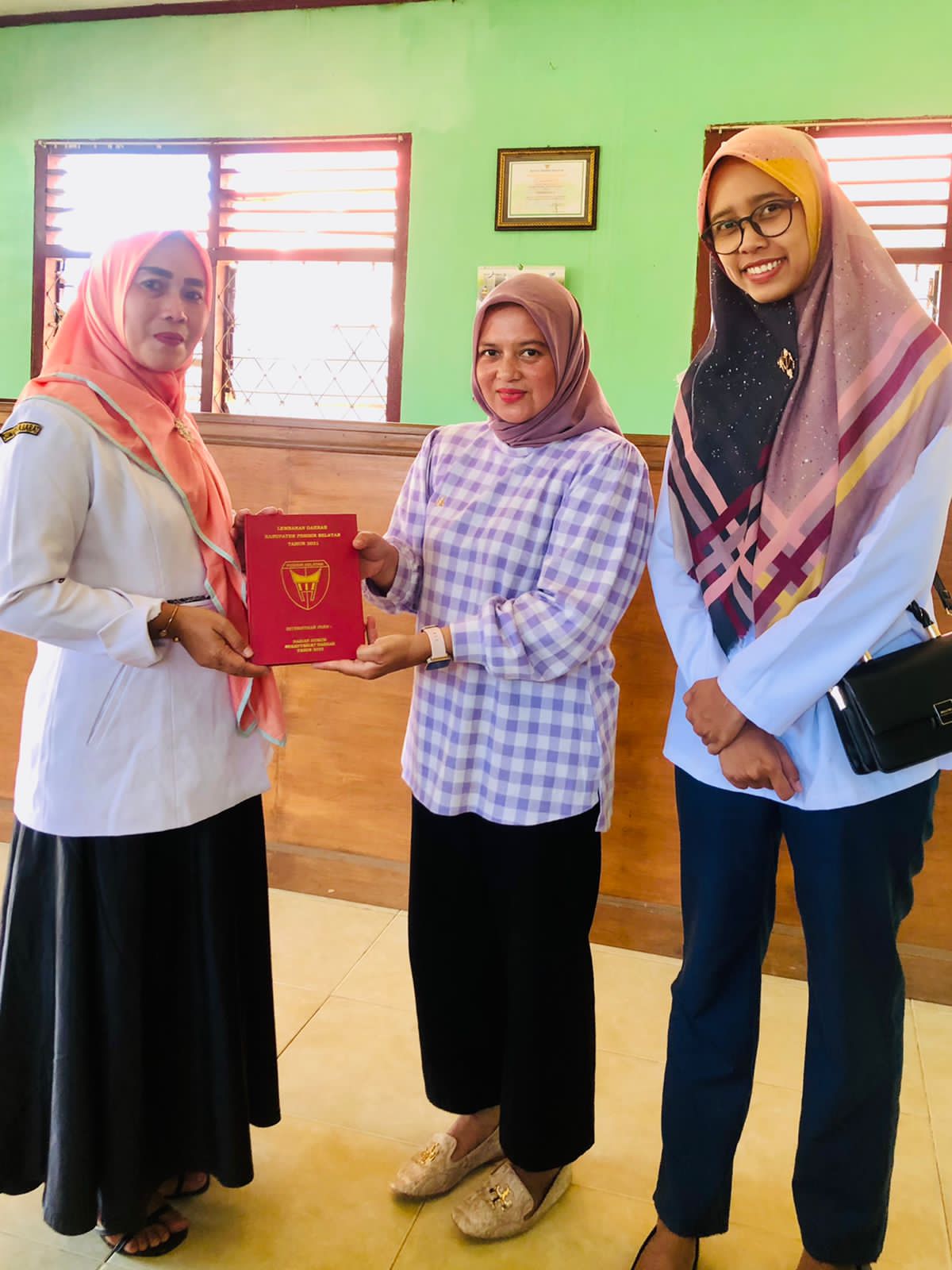 Penyerahan Buku Lembaran Daerah Kabupaten Pesisir Selatan Tahun 2021 ke Nagari Ampang Tulak Tapan