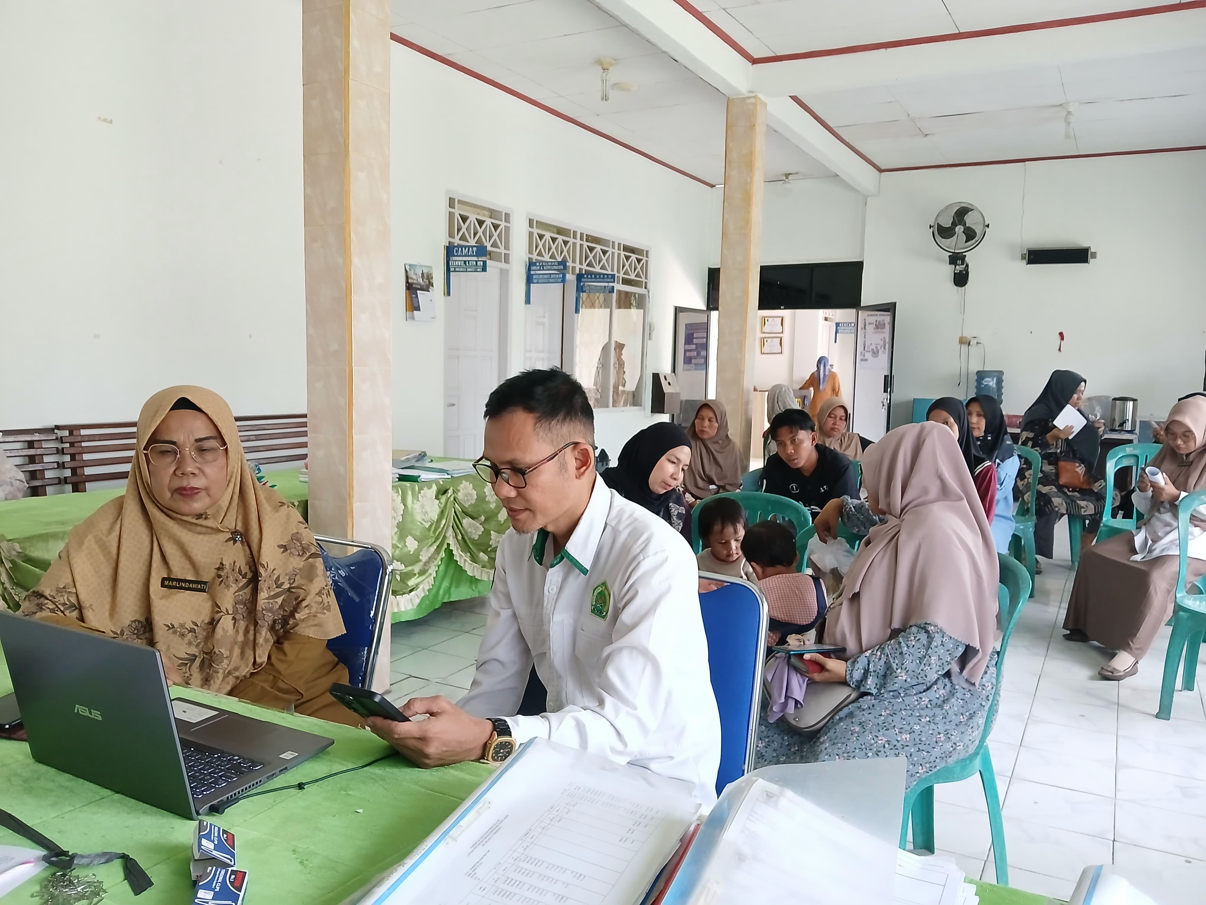 Kassubag Umum dan Kepegawaian Memandu Pembuatan BPJS Online di Kecamatan Basa Ampek Balai Tapan