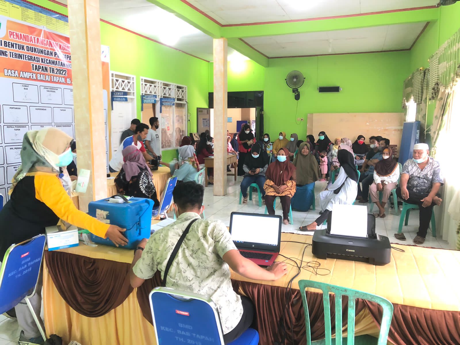 Pelaksanaan Vaksinasi Covid -19 di Kantor Camat Basa Ampek Balai Tapan