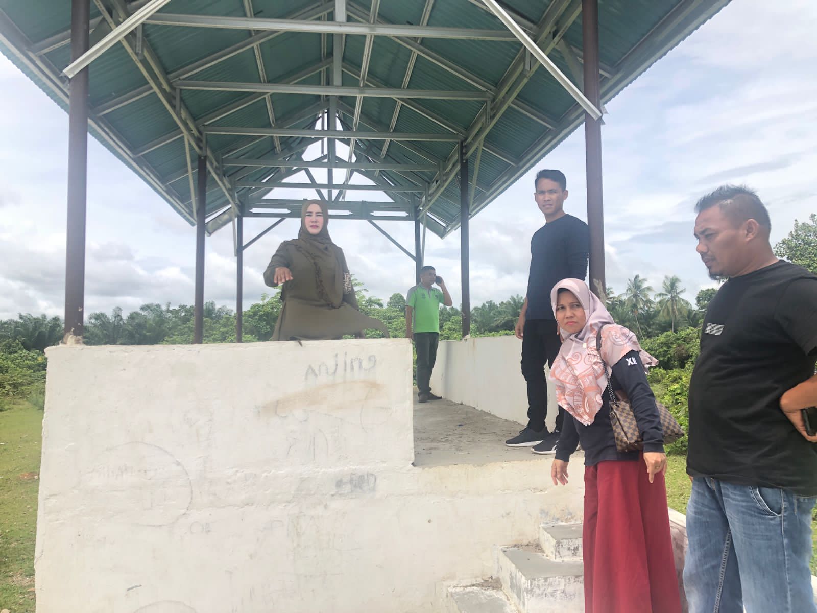 Peninjauan  lokasi Tribun Mini  di Nagari Tapan oleh DPMDPPKB   Pesisir Selatan