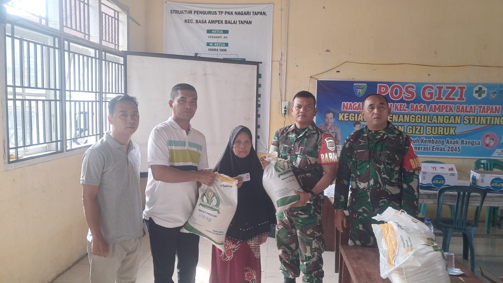 Camat Basa Ampek Balai Tapan mendampingi Nagari Tapan dalam menyalurkan beras bantuan pangan ke masy