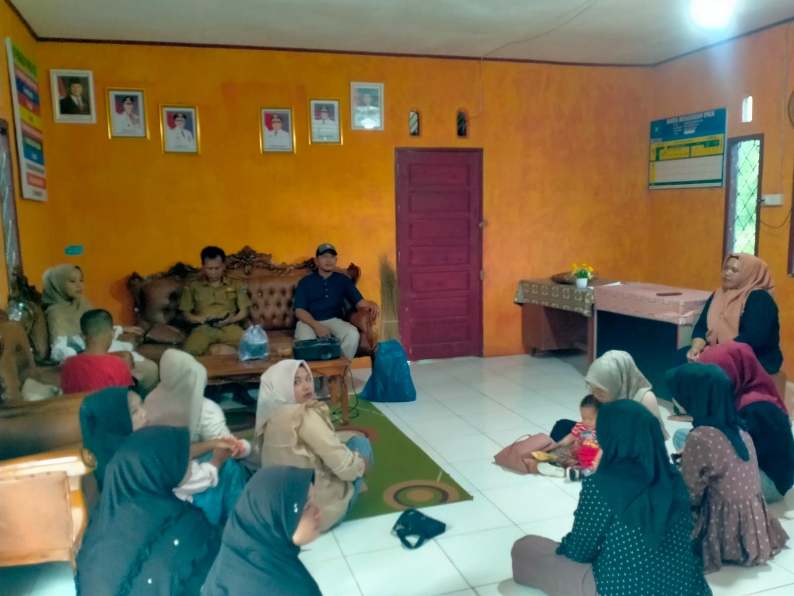 Sekretaris Kecamatan Basa Ampek Balai Tapan menghadiri acara pelatihan menganyam lidi sawit