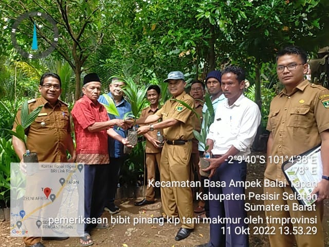Camat Mendampingi Penyaluran Bibit Pinang Batara Ke Nagari Dusun Baru Tapan