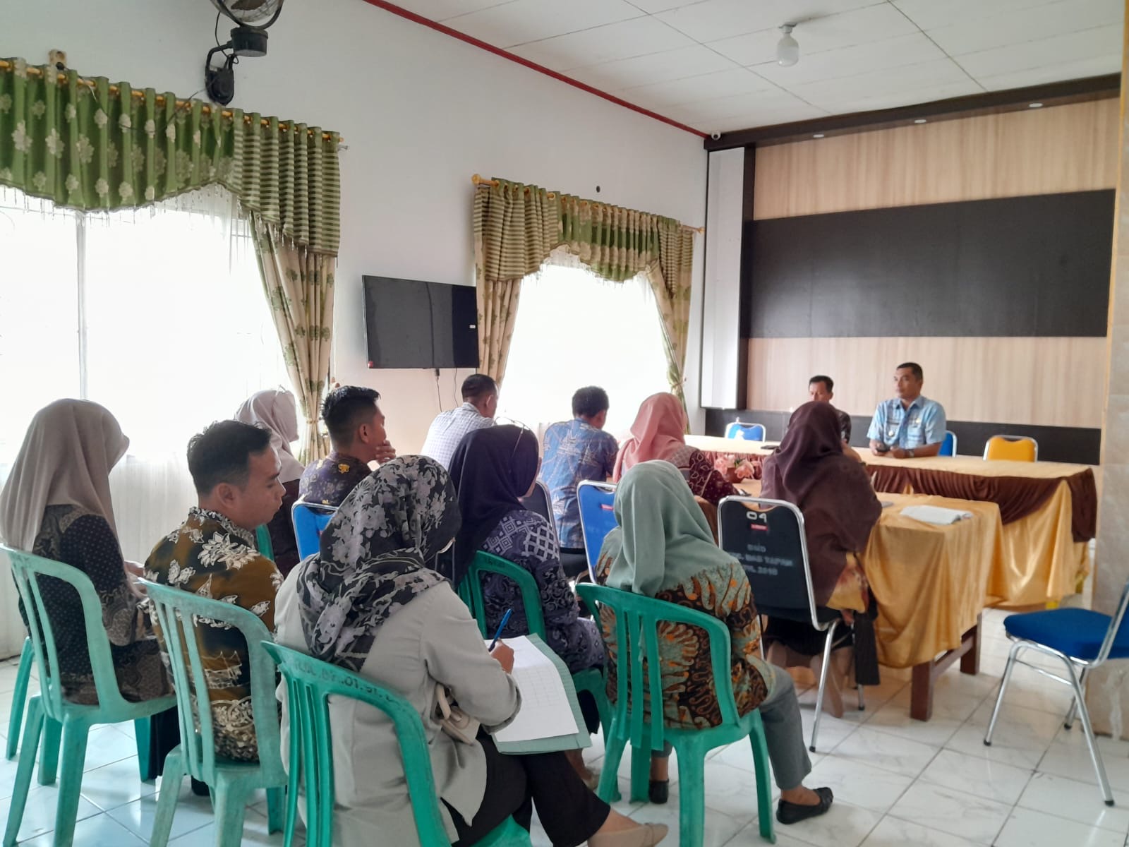 Rapat Staf Perdana di Awal Tahun 2025 Pegawai Kantor Kecamatan Basa Ampek Balai Tapan 