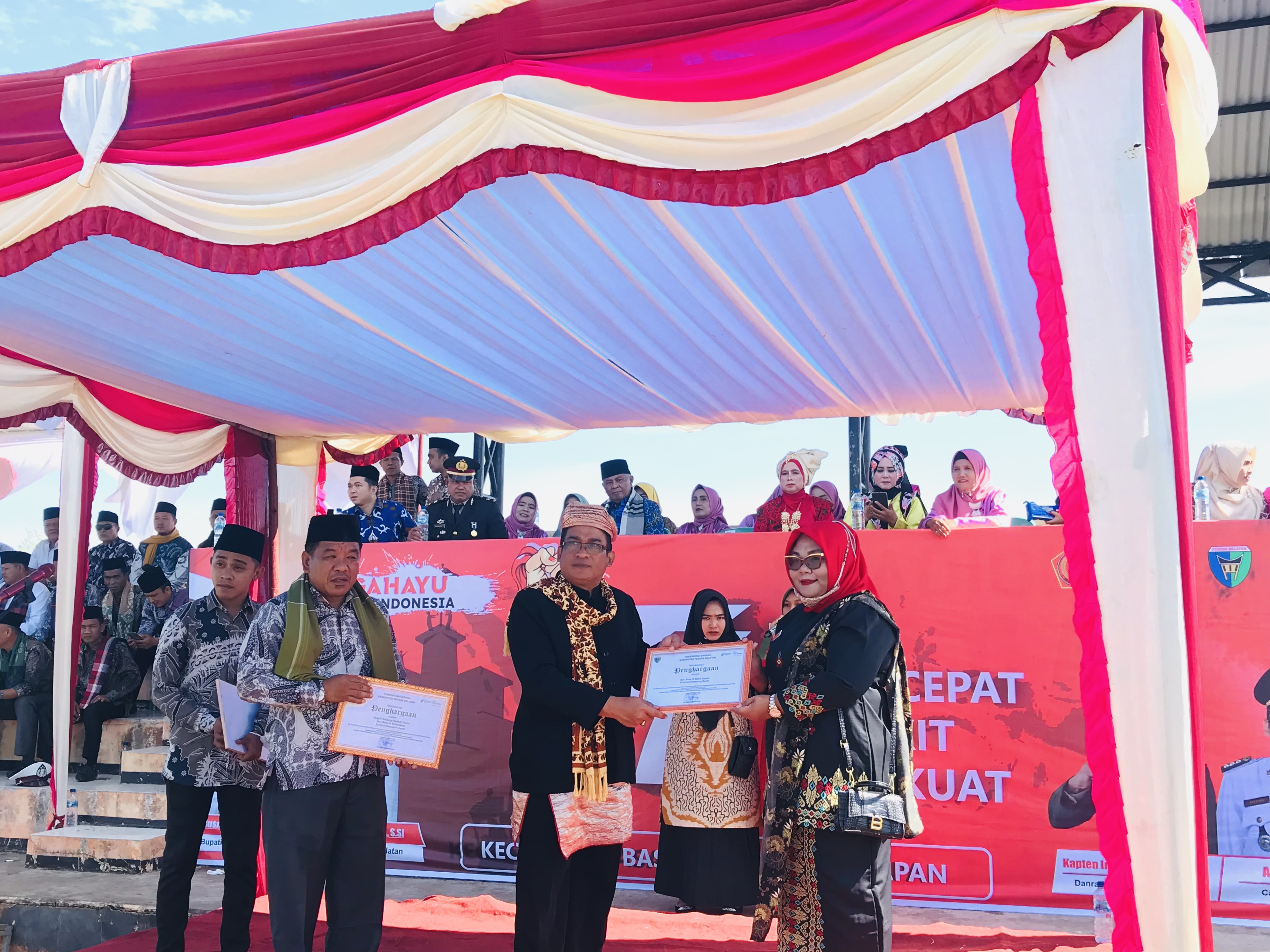 Penyerahan Sertifikat ODF Oleh Kepala Puskesmas Tapan kepada Camat Basa Ampek Balai Tapan