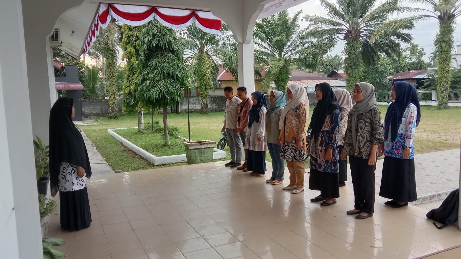 Pegawai Kantor Kecamatan Basa Ampek Balai Tapan Gelar Apel Pagi Kamis 21 Agustus 2025