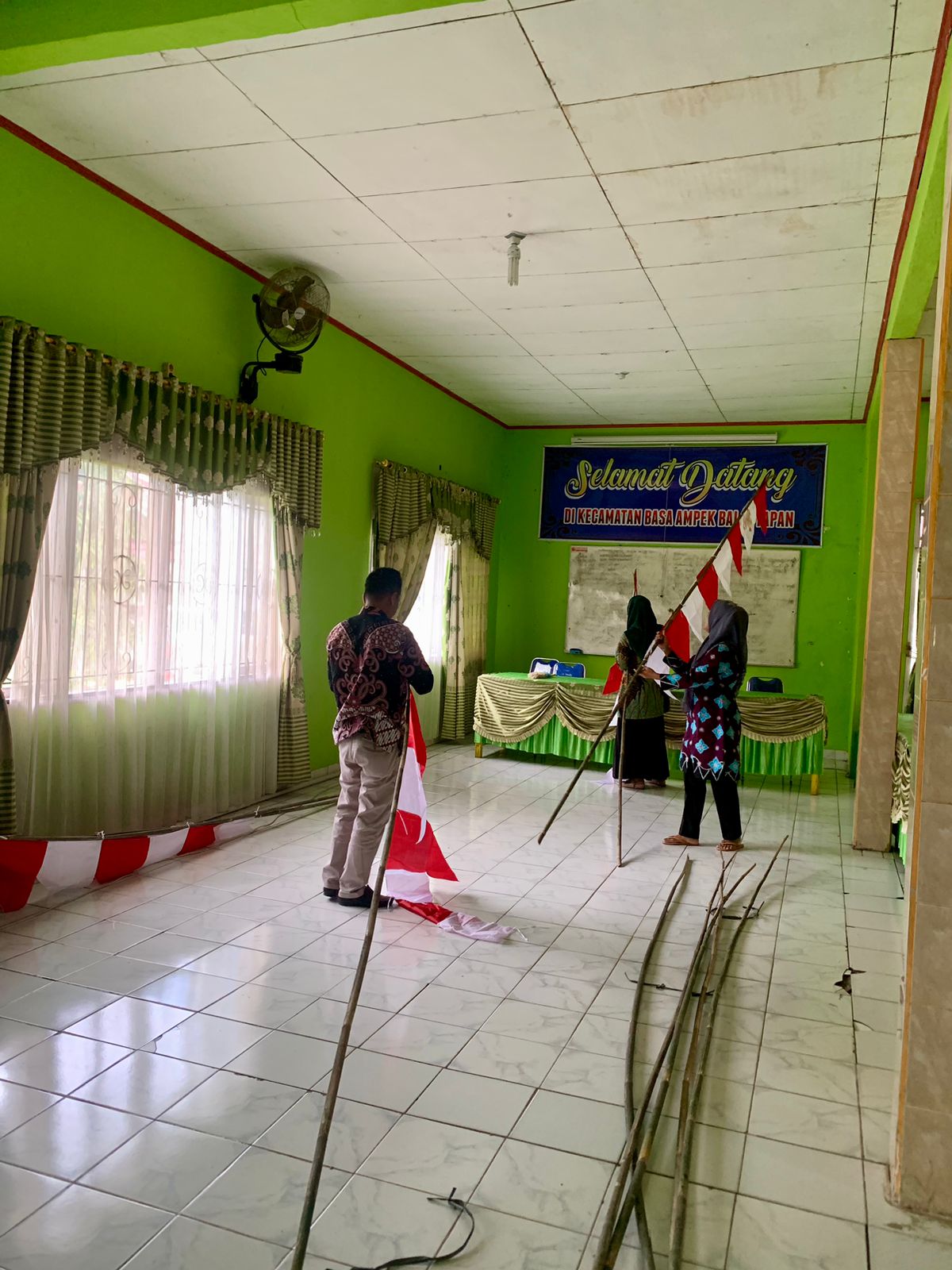 Pegawai Kantor Kecamatan Basa Ampek Balai Tapan Melaksanakan Goro Bersama untuk Memeriahkan HUT RI 