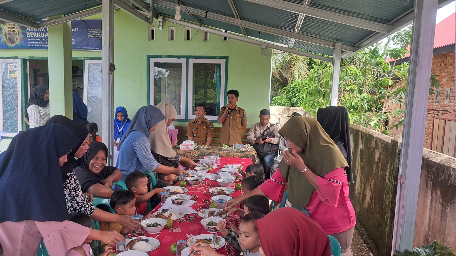 Camat Basa Ampek Balai Tapan menghadiri acara Pos Kesehatan Gizi di Nagari Dusun Baru Tapan