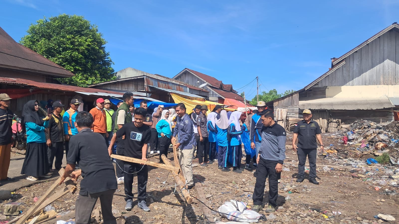 Camat Basa Ampek Balai Tapan menghadiri acara Gotong Royong Dalam rangka memperingati Hari Lingkunga