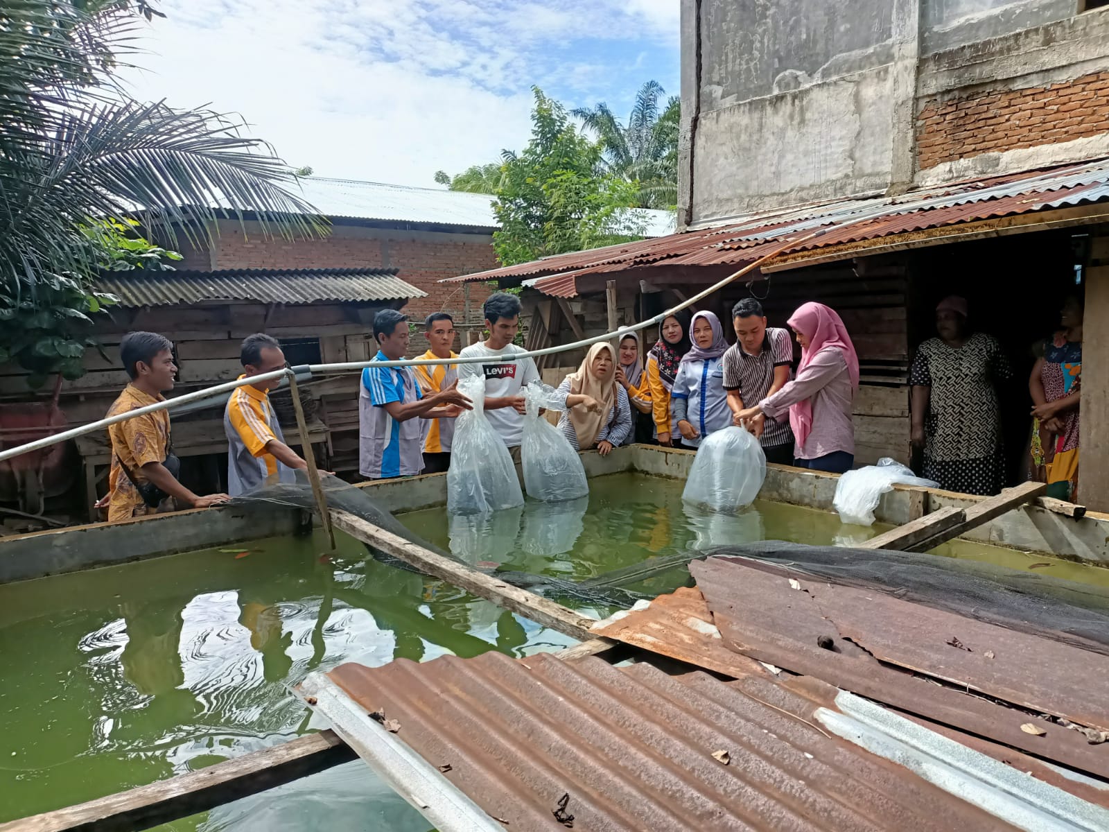 Penyerahan Bibit Ikan Lele kepada Kelompok Ketahanan Pangan Nagari Riak Danau Tapan