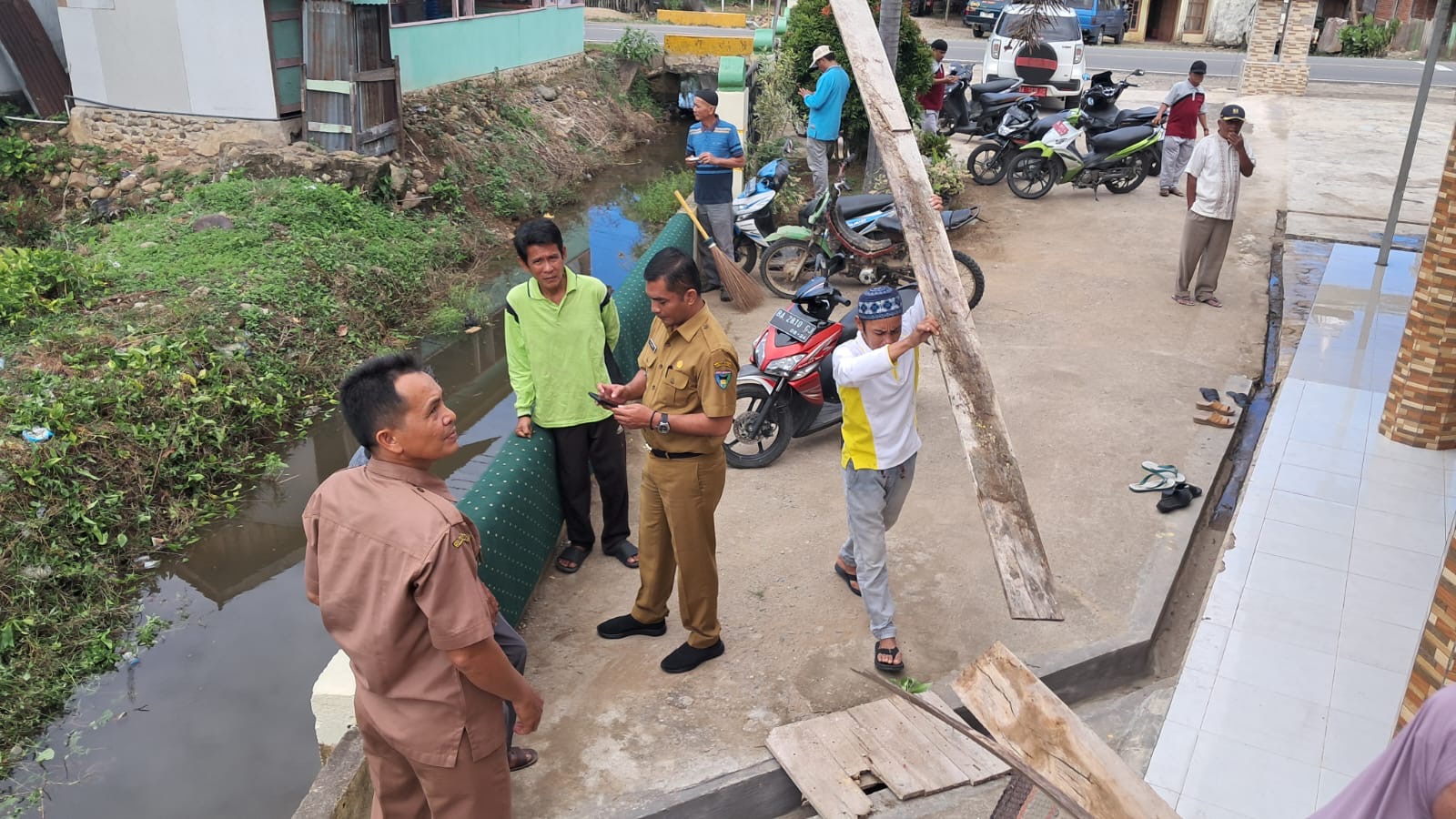 Camat Basa Ampek Balai Tapan Melaksanakan Gotong Royong menyambut Bulan Suci Ramadhan di Mesjid Mutt