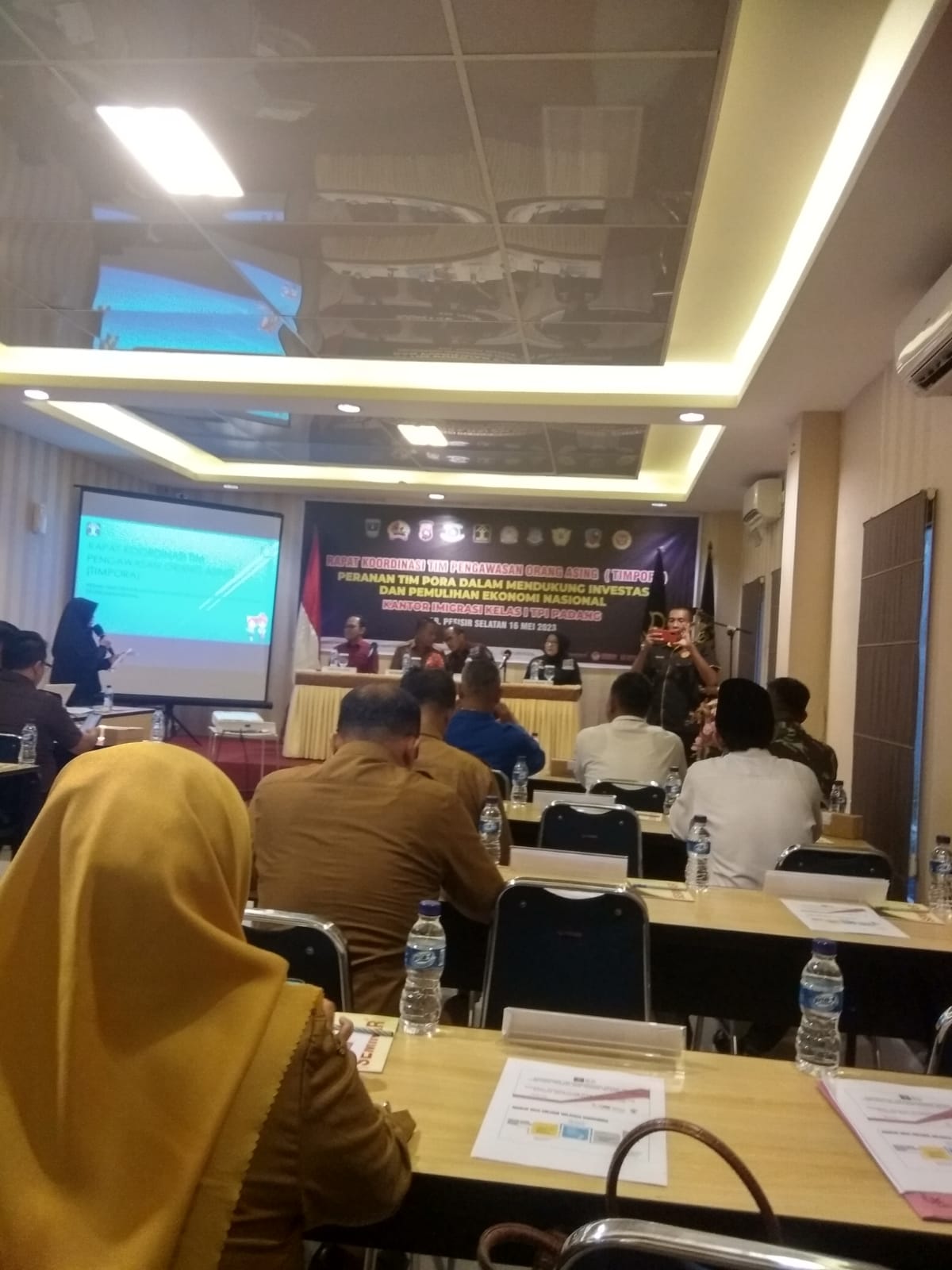 Sekretaris Camat Basa Ampek Balai Tapan Menghadiri Acara Rapat di Painan