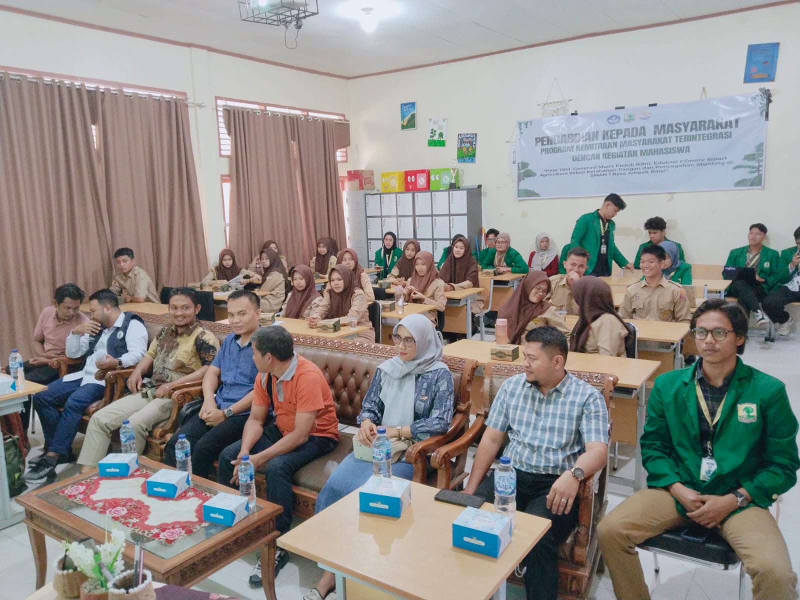 Kasi Pelayanan Kecamatan Basa Ampek Balai Tapan, Ibu Kasmadianti Putri SE, menghadiri acara yang dis