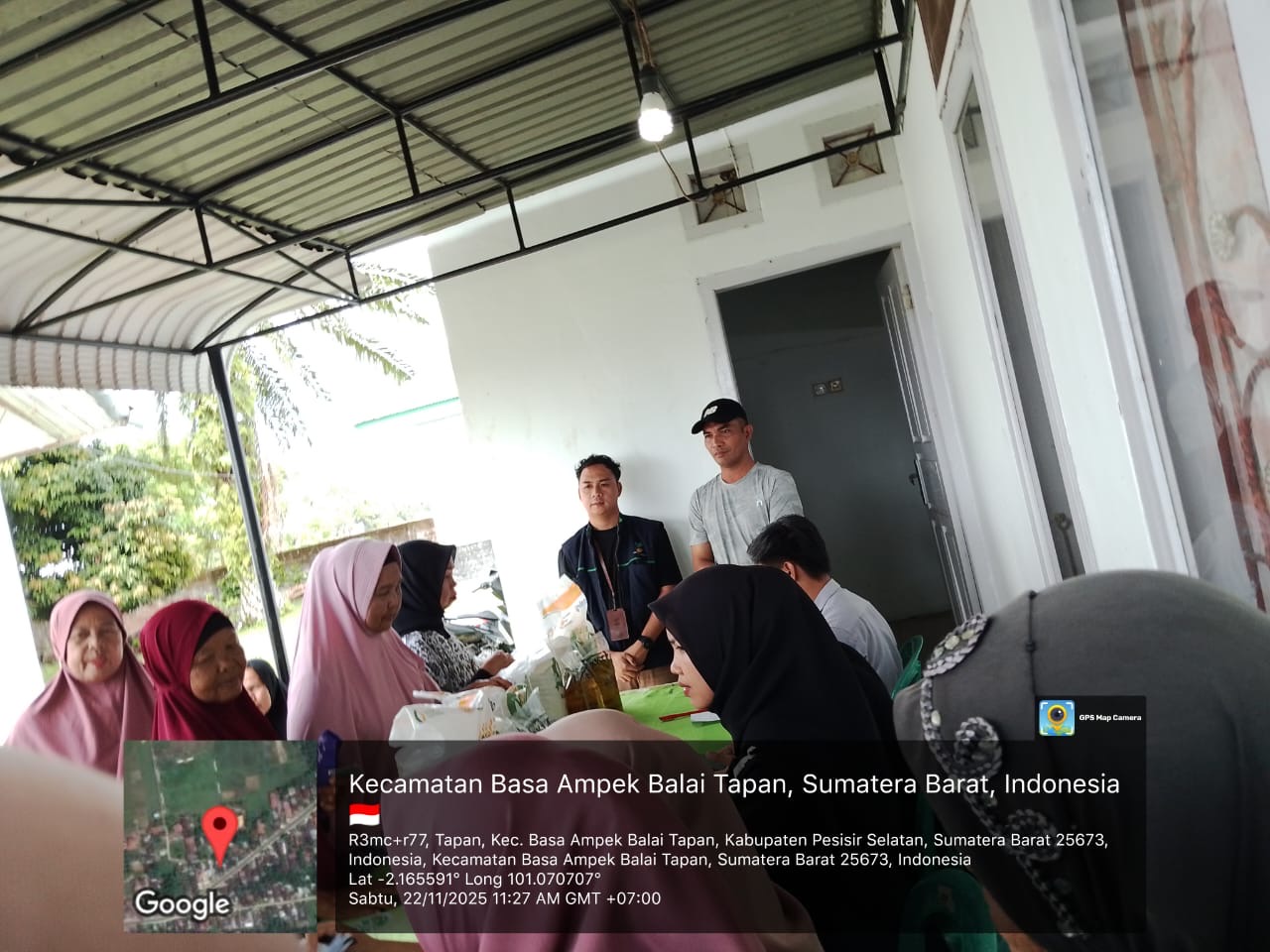 Camat Basa Ampek Balai Tapan mendampingi Penyaluran Bantuan Pangan Beras dan Minyak Goreng 