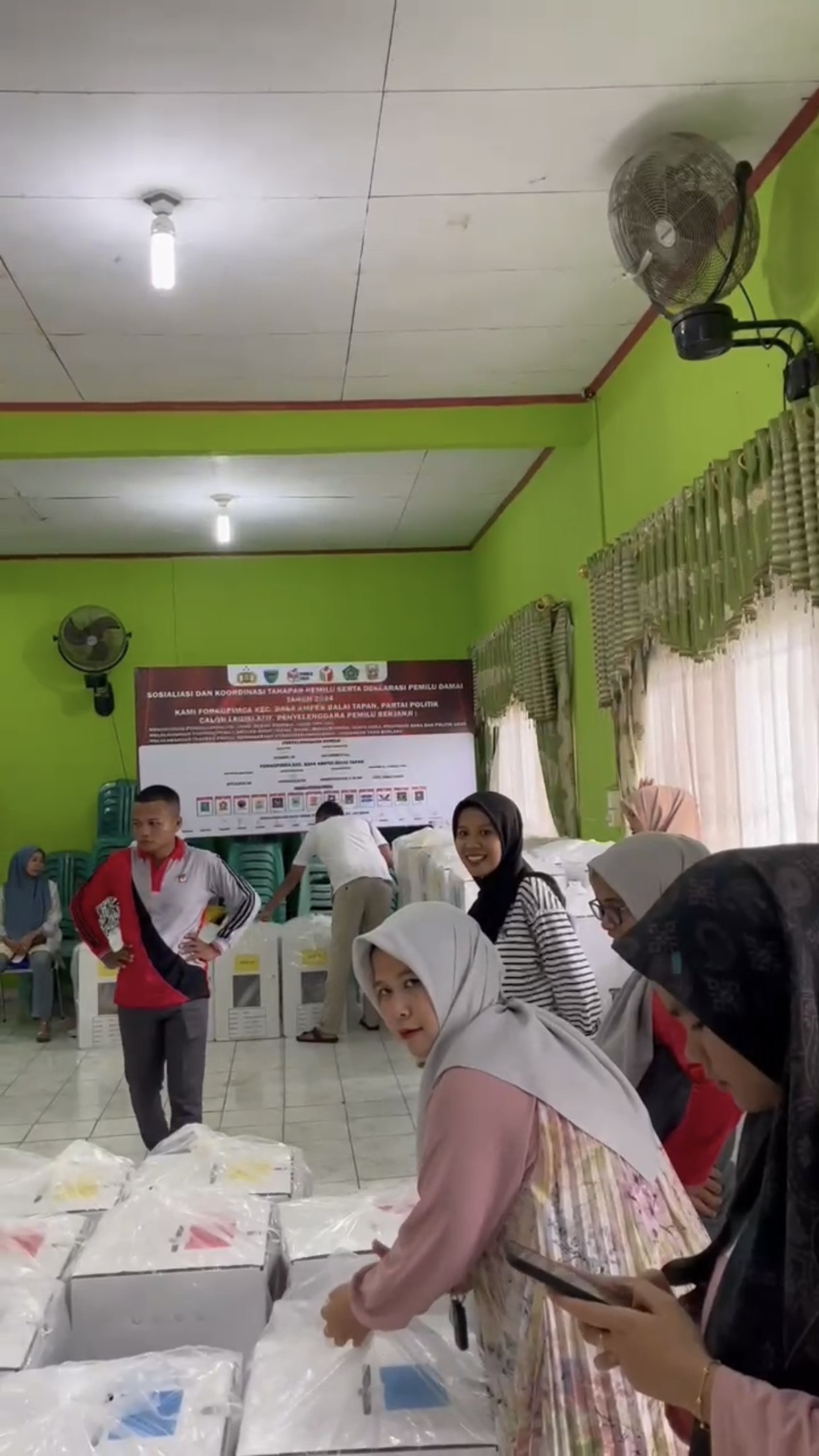 Pendistribusian Logistik ke Kantor Kecamatan Basa Ampek Balai Tapan