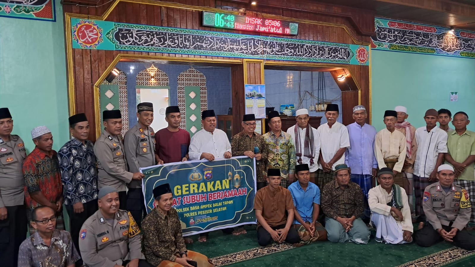 Camat Basa Ampek Balai Tapan Melaksanakan Gerakan Sholat Subuh Berjamaah di Mesjid Jamiatul Mubaraq 