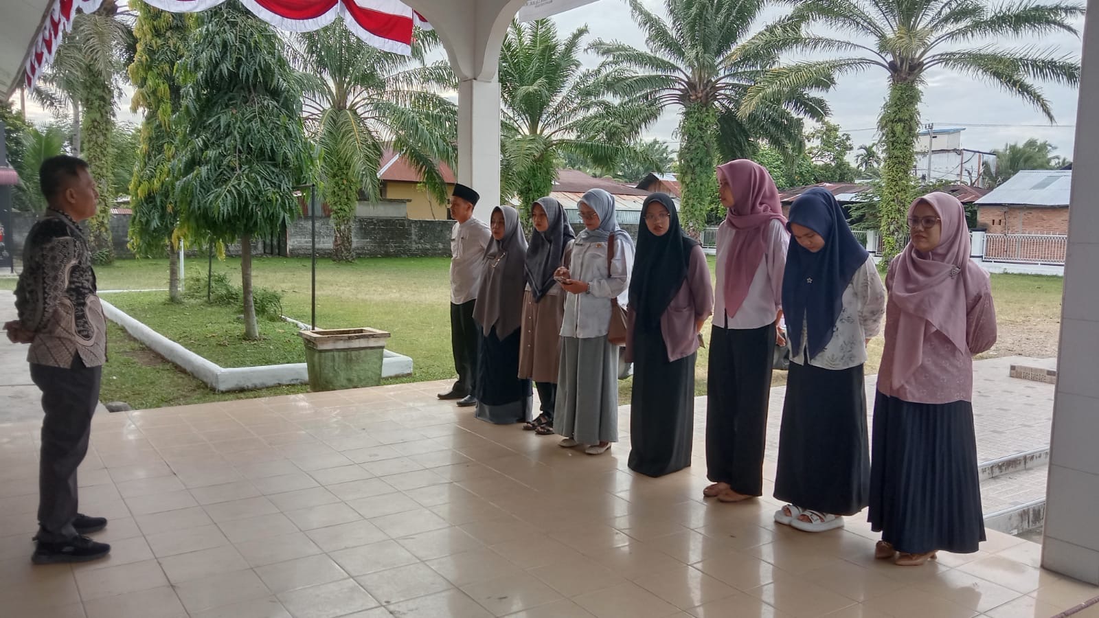 Pegawai Kantor Kecamatan Basa Ampek Balai Tapan Gelar Apel Pagi 22 Agustus 2025