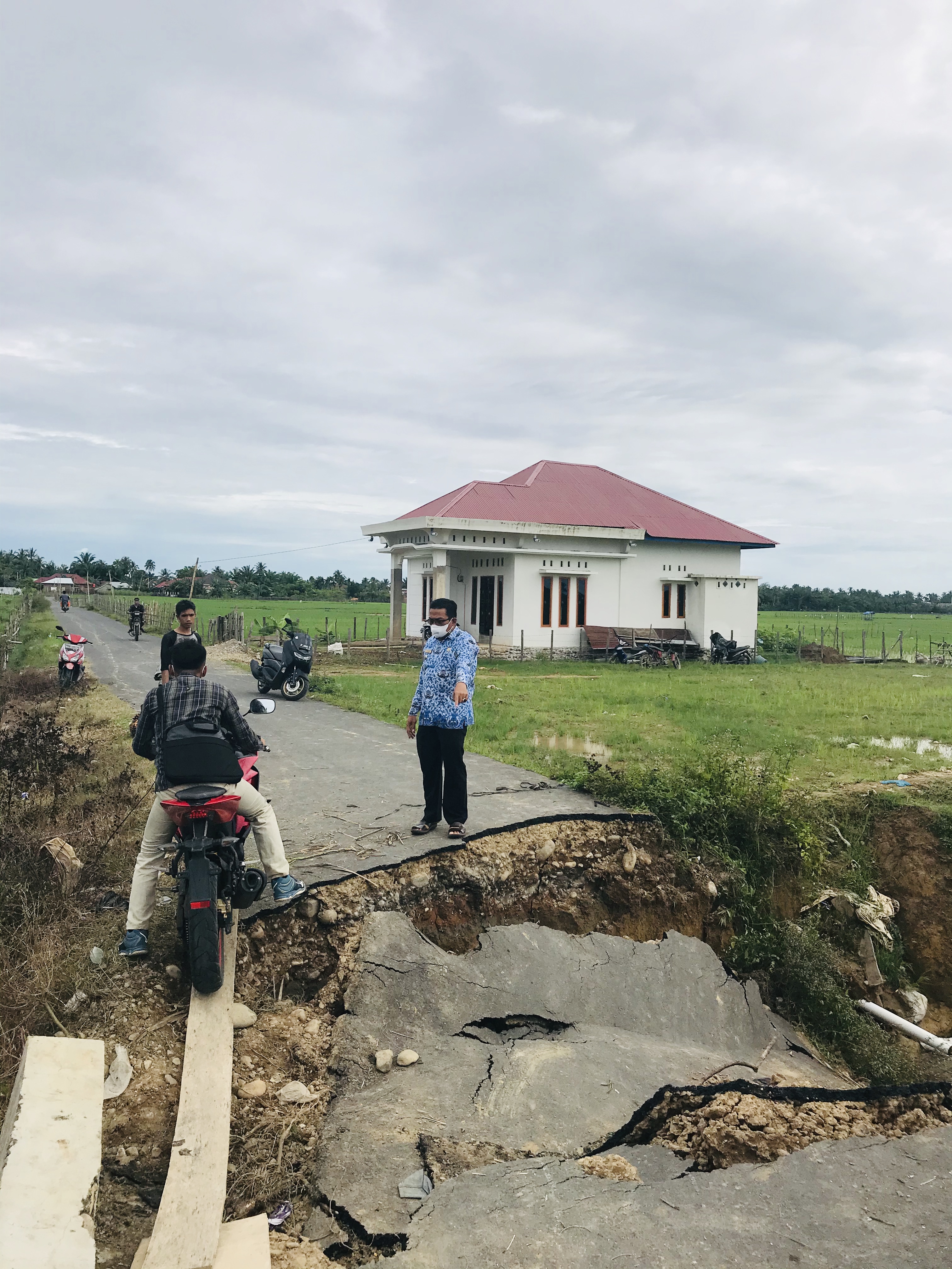 Camat Basa Ampek Balai Tapan melakukan peninjauan jalan yang rusak di Kenagarian Tanjung Pondok Tapa