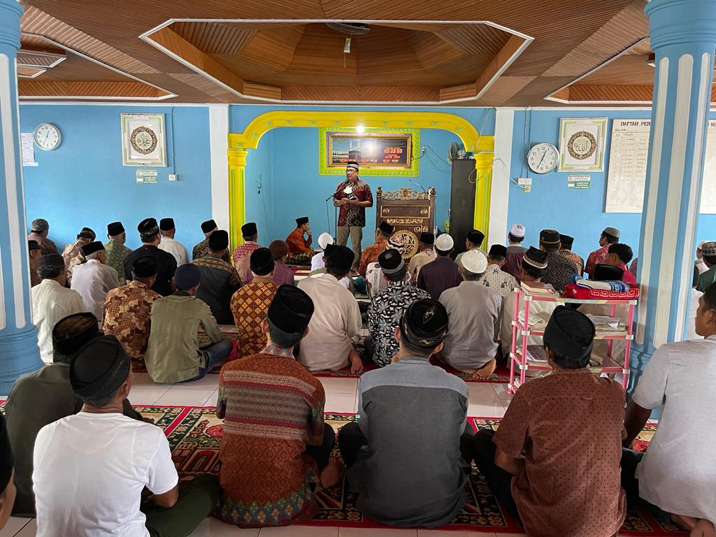 Camat Basa Ampek Balai Tapan melakukan Sosialisasi Vaksinasi Covid-19 pada Jamaah Mesjid Nurul Adha 