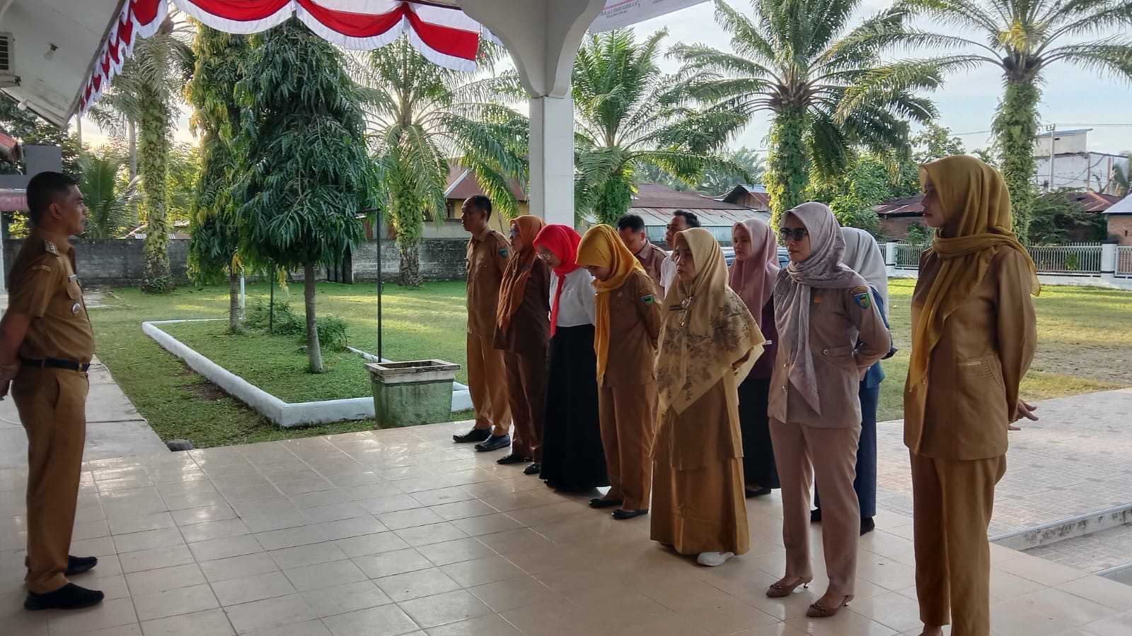 Pegawai Kantor Kecamatan Basa Ampek Balai Tapan Gelar Apel Pagi 19 Agustus 2025