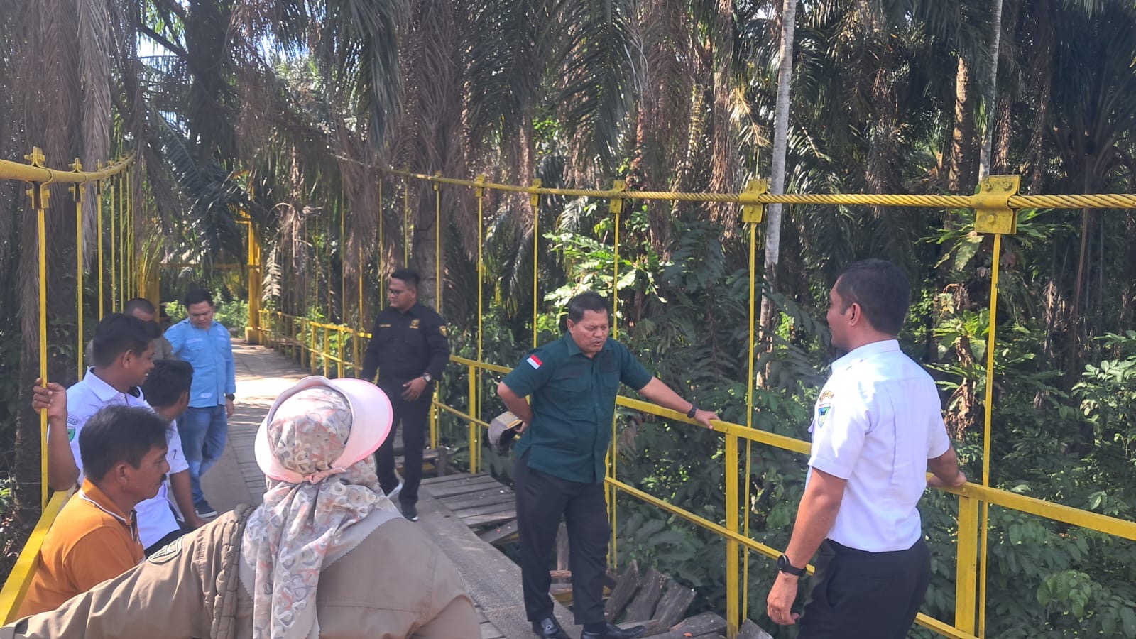 Camat Basa Ampek Balai Tapan Mendampingi Kunjungan Ketua DPRD Kabupaten Pesisir Selatan ke Jembatan 