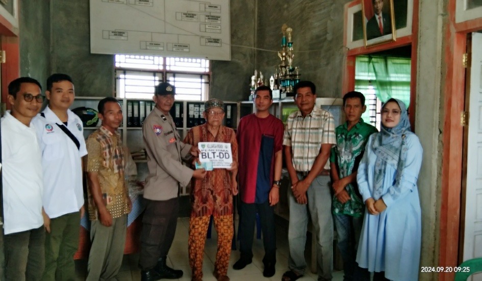 Camat Basa Ampek Balai Tapan mendampingi Nagari Riak Danau Tapan dalam Menyalurkan BLT DD bulan Juli