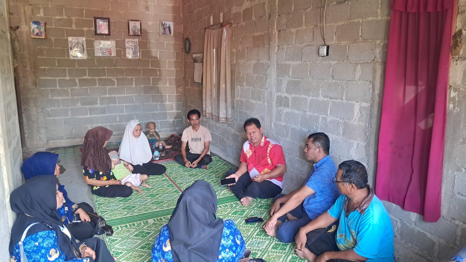 Camat Basa Ampek Balai Tapan Mendampingi Ketua DPRD Kab Pessel dalam Melalukan Kunjungannya ke Rumah