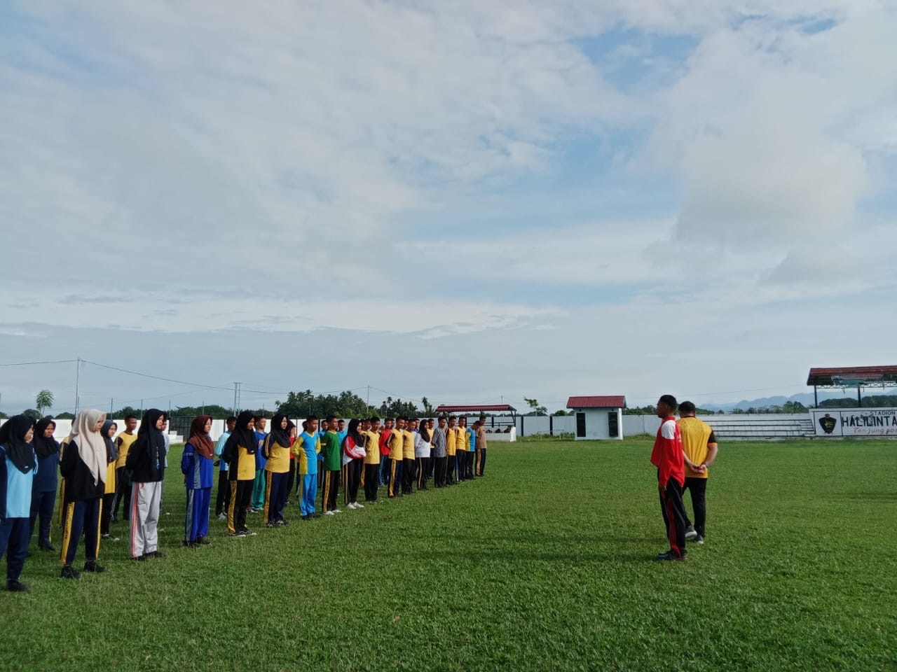Ketua HUT RI ke-80 Tahun 2025, Bapak Zainal Abidin, S.Pd, SD, melakukan peninjauan kegiatan latihan 
