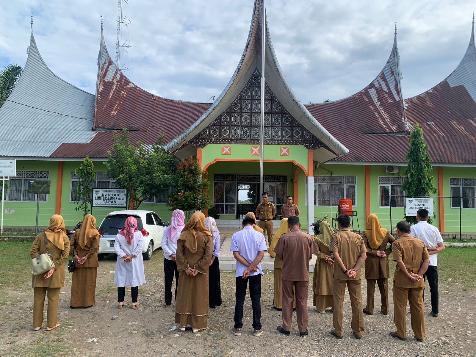 Apel Pagi di Hari Senin 11 September 2023 Pegawai Kantor Kecamatan Basa Ampek Balai Tapan