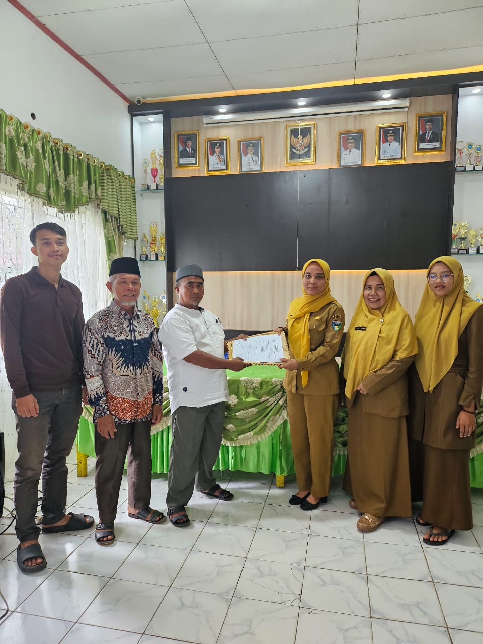 Plt. Kasi Pemerintahan menerima Berkas Calon Wali Nagari Batang Arah Tapan