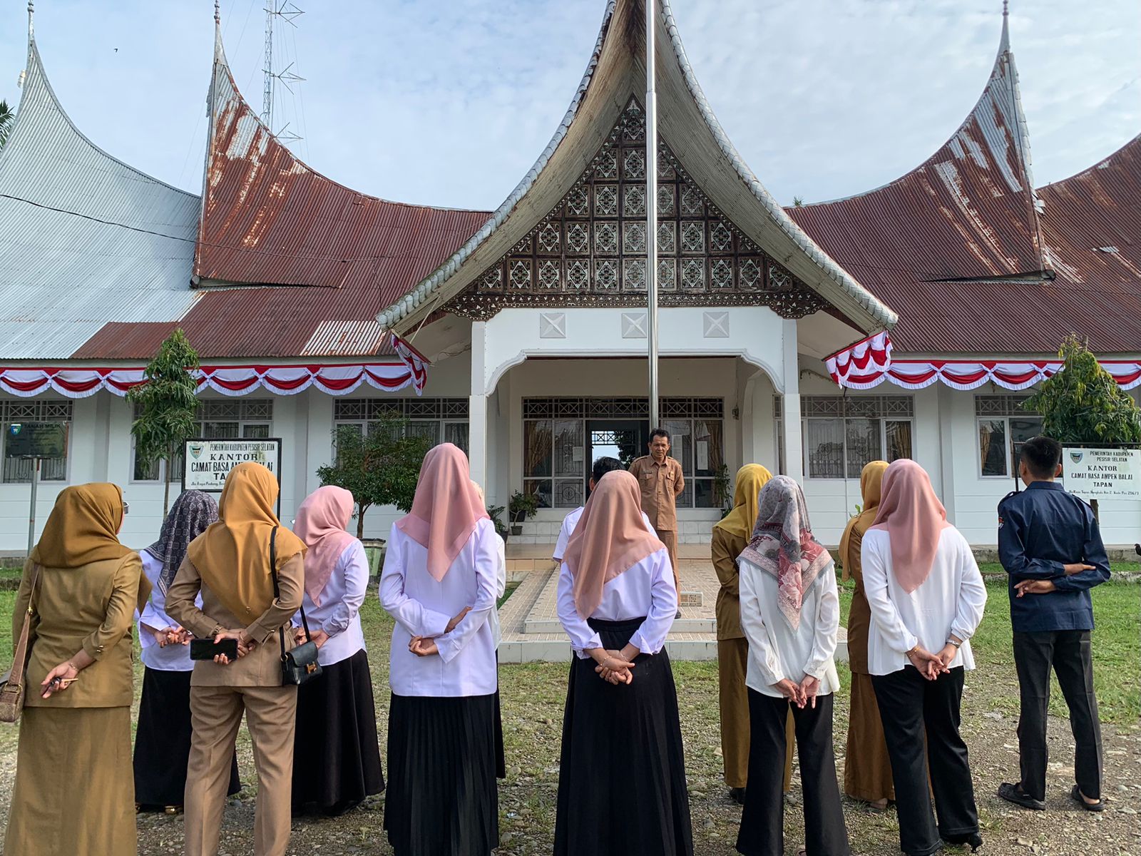 Apel Pagi di Hari Jumat 23 September 2024 Pegawai Kantor Kecamatan Bada Ampek Balai Tapan