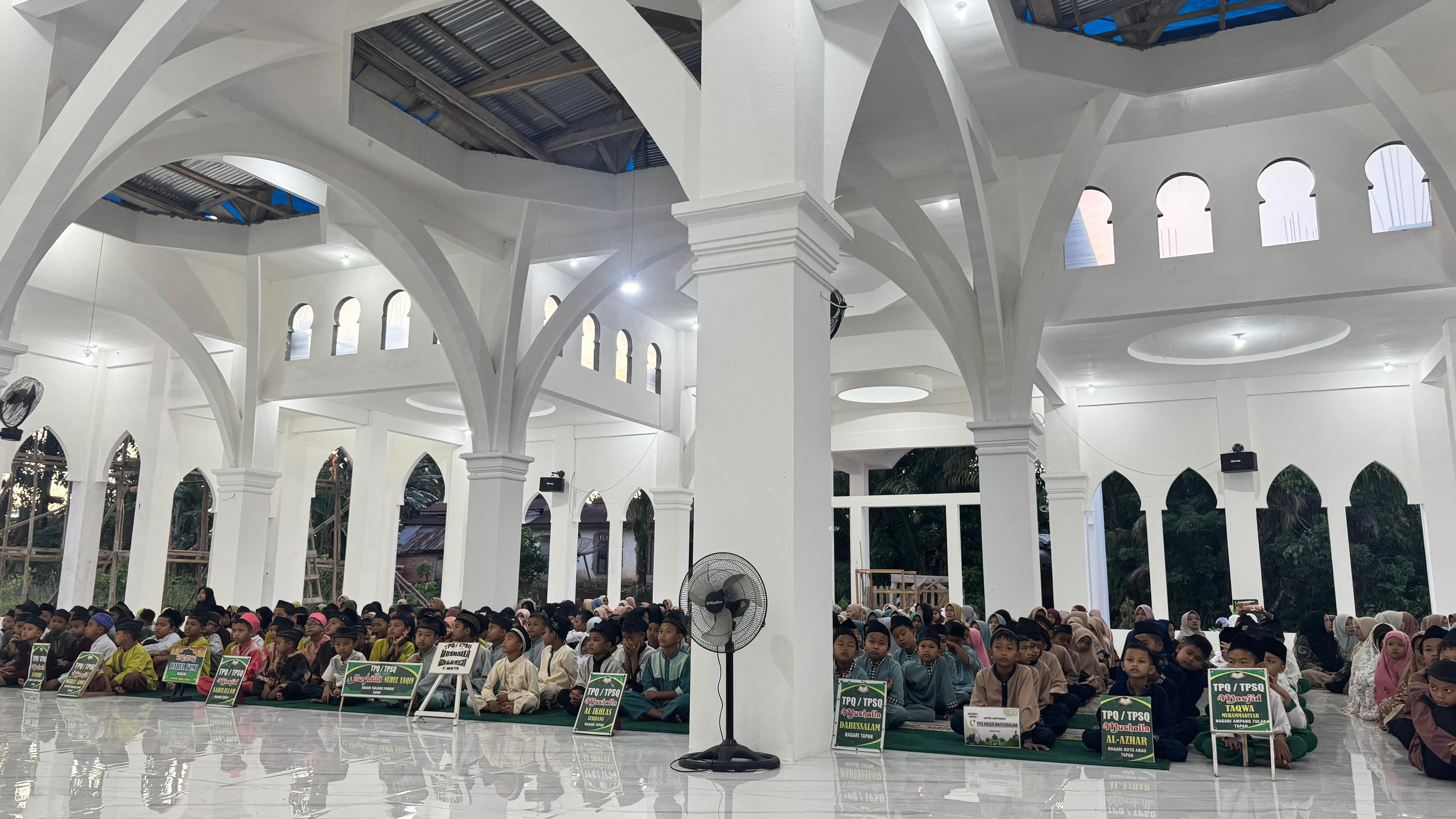 Camat Basa Ampek Balai Tapan beserta anggota menghadiri acara Lomba Didikan Subuh Gabungan (LDS) di 