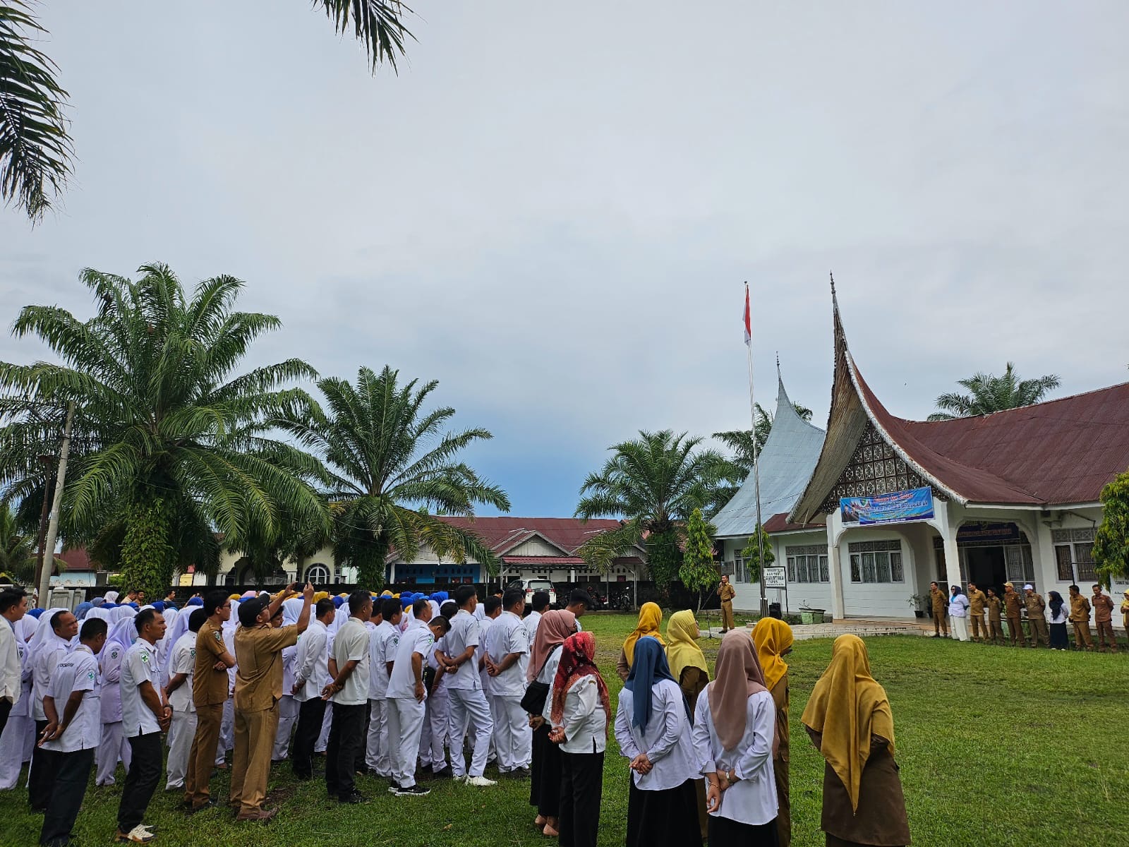 Kantor Camat Basa Ampek Balai Tapan menggelar apel pagi gabungan perdana pasca libur lebaran pada 8 