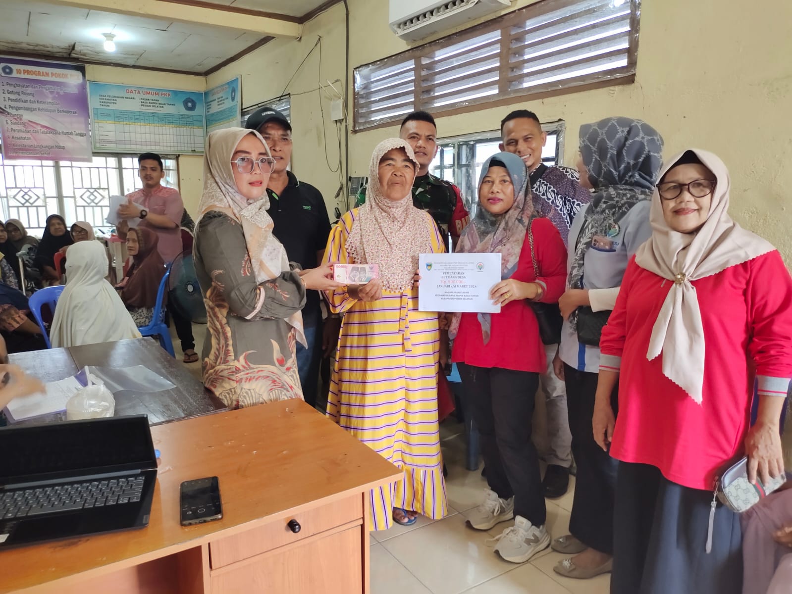 Kasi Pemerintahan Mendampingi Penyaluran BLT DD Bulan Januari sampai Maret 2024 Nagari Pasar Tapan